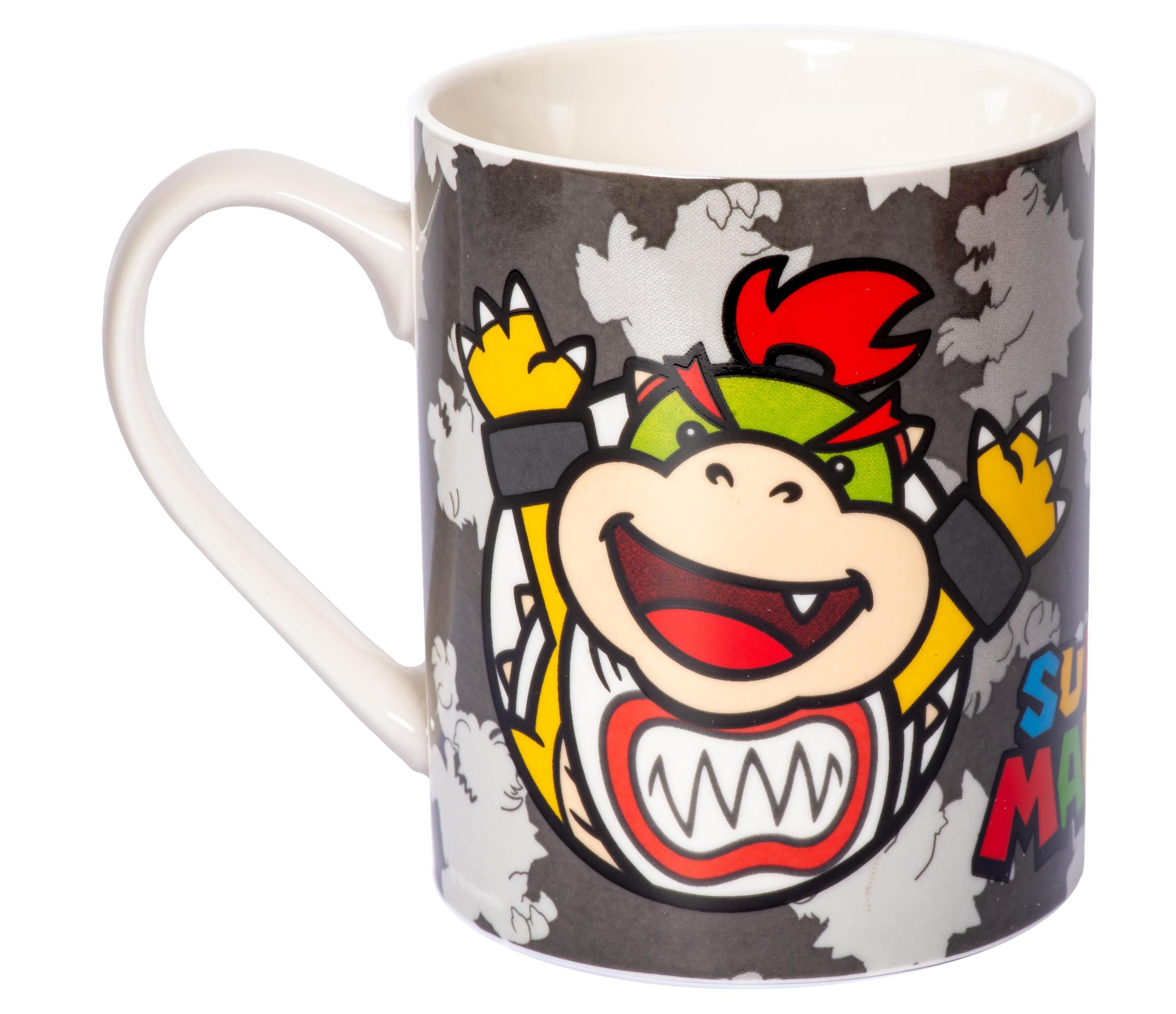 Eine weiße Tasse mit einer Bowser-Illustration. Der Hintergrund hat ein grau-schwarzes Tarnmuster.