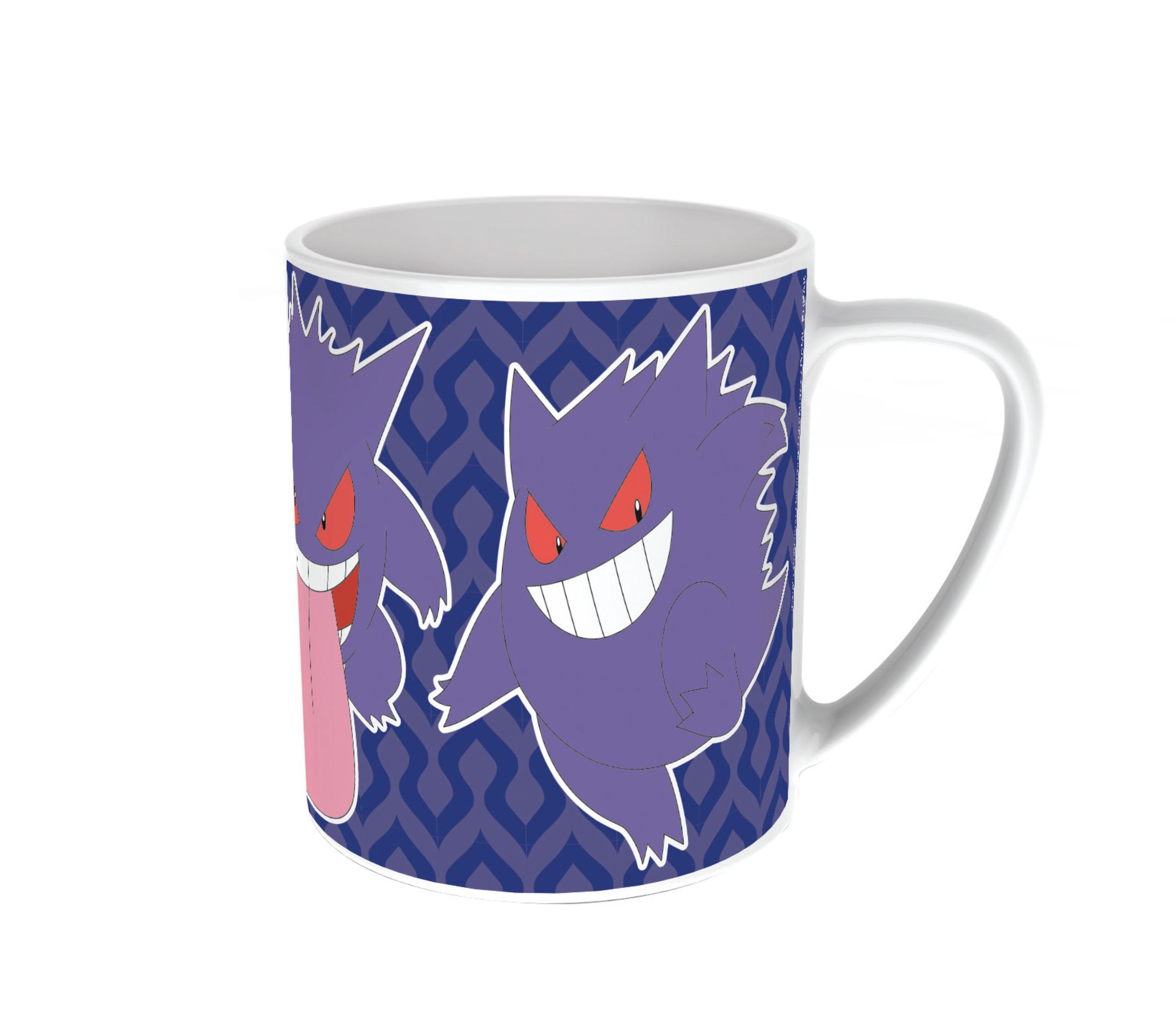 Eine weiße Tasse mit Cartoon-lila Gengar-Figuren darauf.