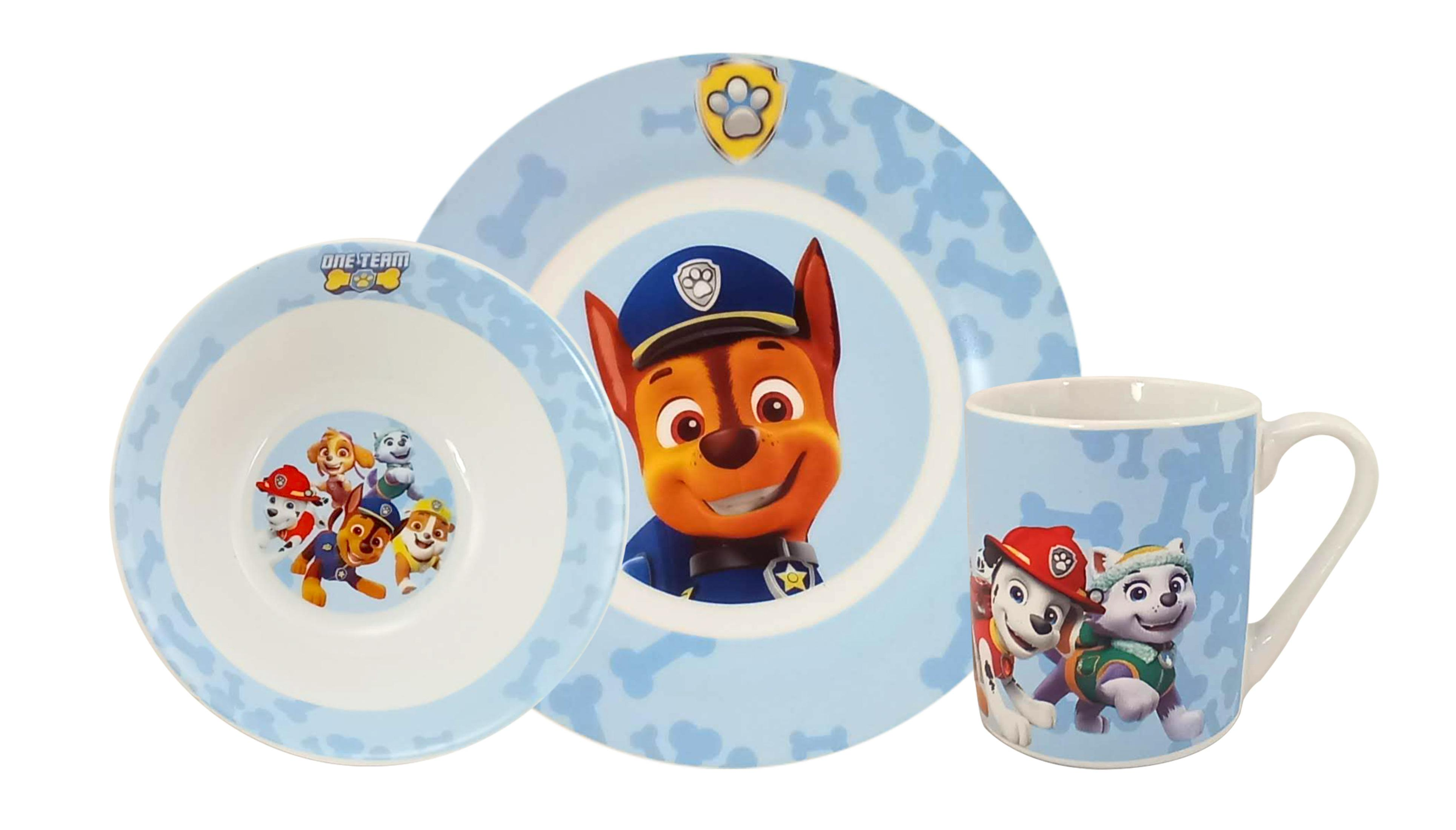 Paw Patrol Essgeschirr. Teller, Schüssel und Becher mit Paw Patrol-Figuren. Hellblauer Hintergrund.