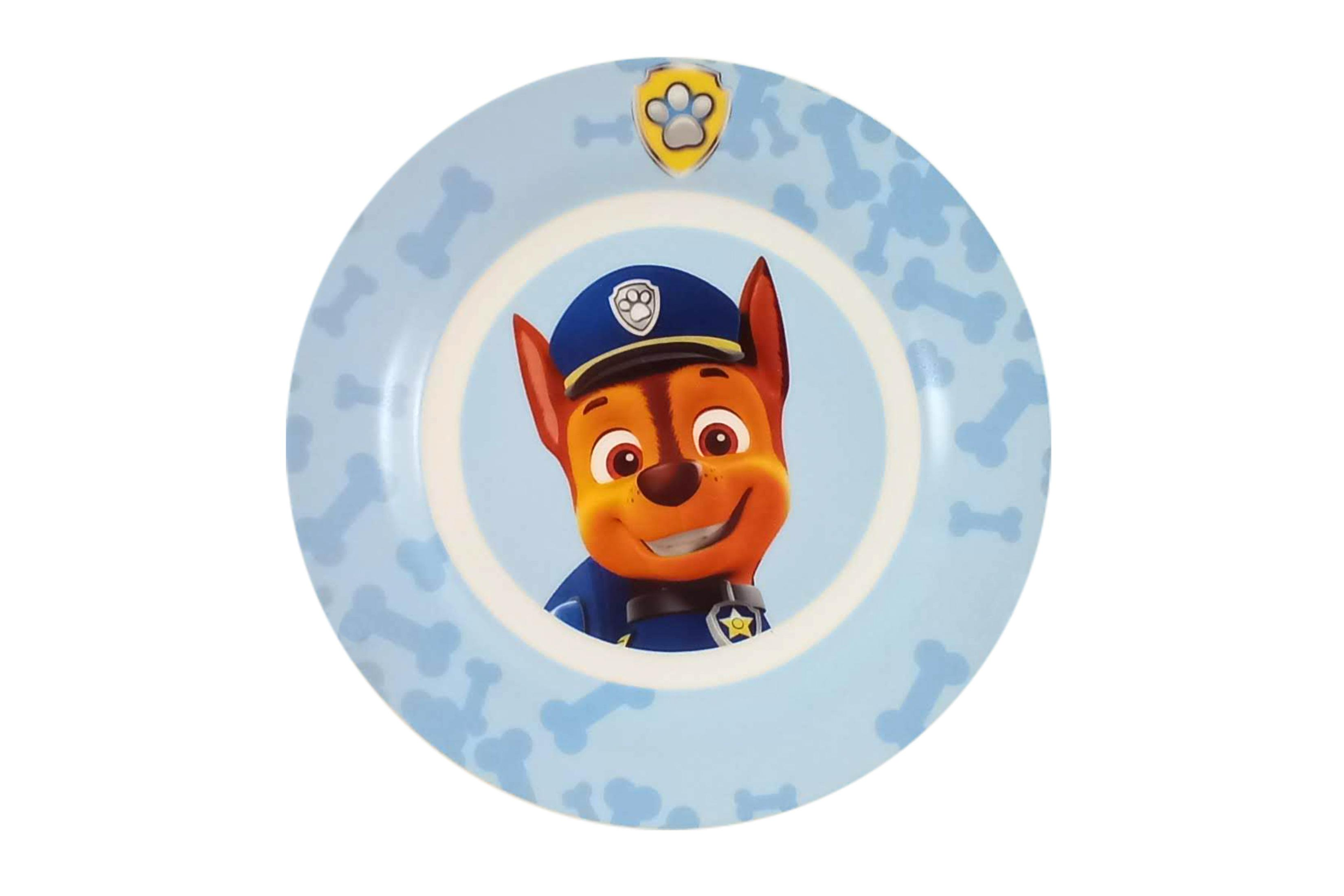 Ein Paw Patrol Teller mit Chases Gesicht. Hellblauer Hintergrund mit Knochenmustern. Cartoon-Stil.
