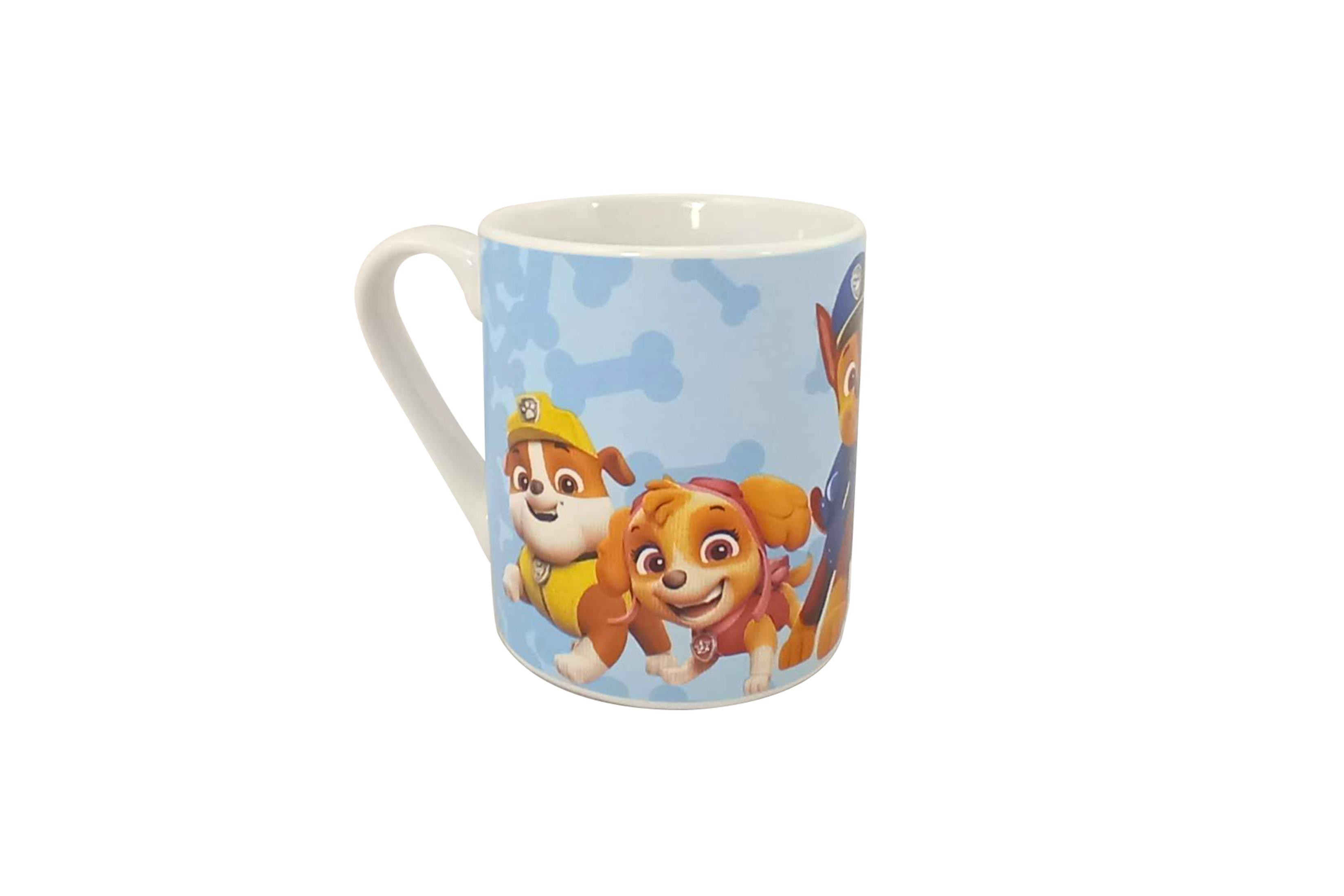 Eine Paw Patrol Tasse mit den Charakteren Rubble, Skye und Chase auf hellblauem Hintergrund.