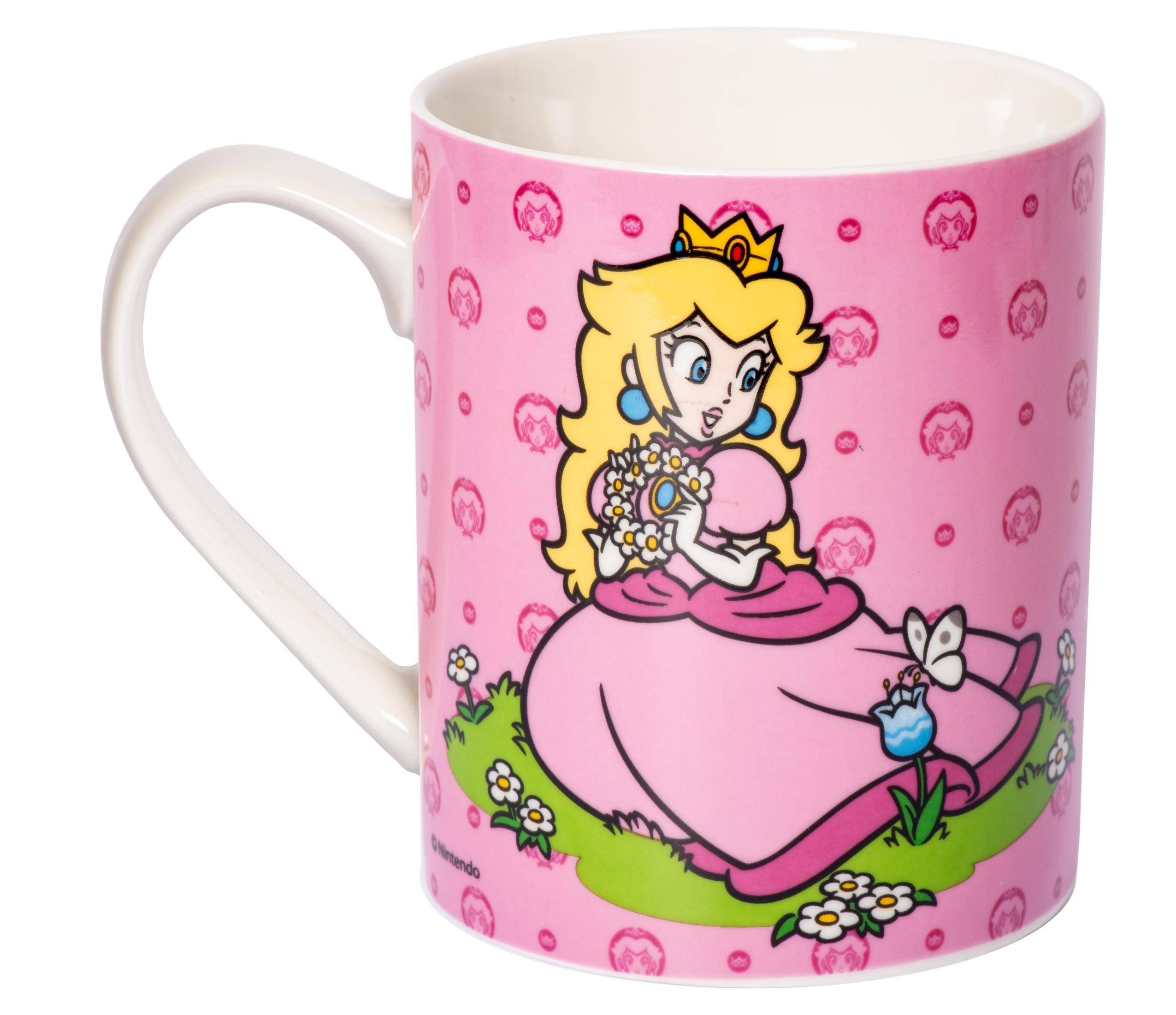 Rosa Tasse mit Prinzessin Peach. Weißer Henkel. Prinzessin Peach hält Blumen. Rosa Hintergrund mit Blumen.