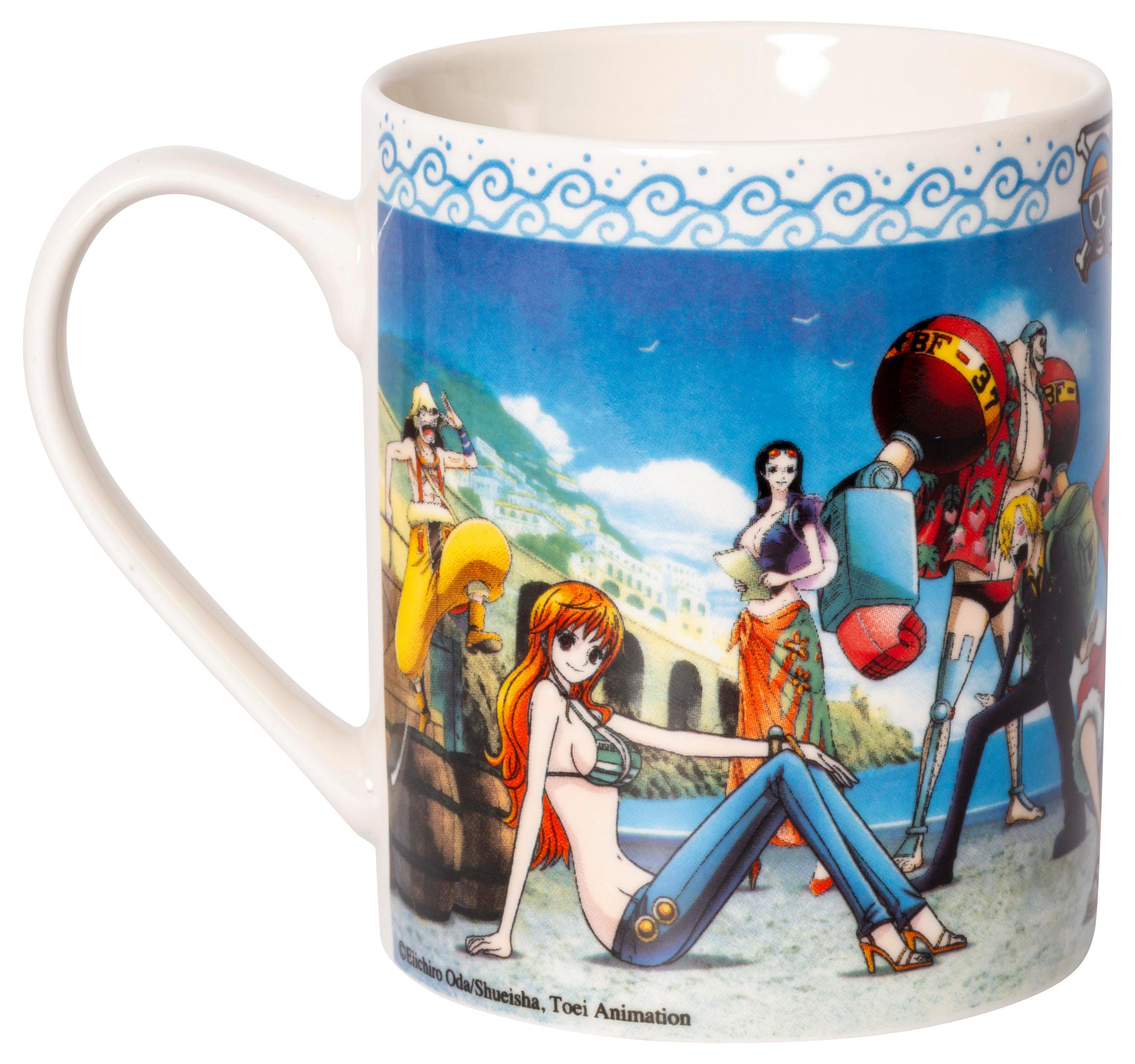 Eine weiße Keramiktasse mit einer farbenfrohen One Piece Anime-Szene bedruckt. Die Tasse hat einen weißen Henkel.