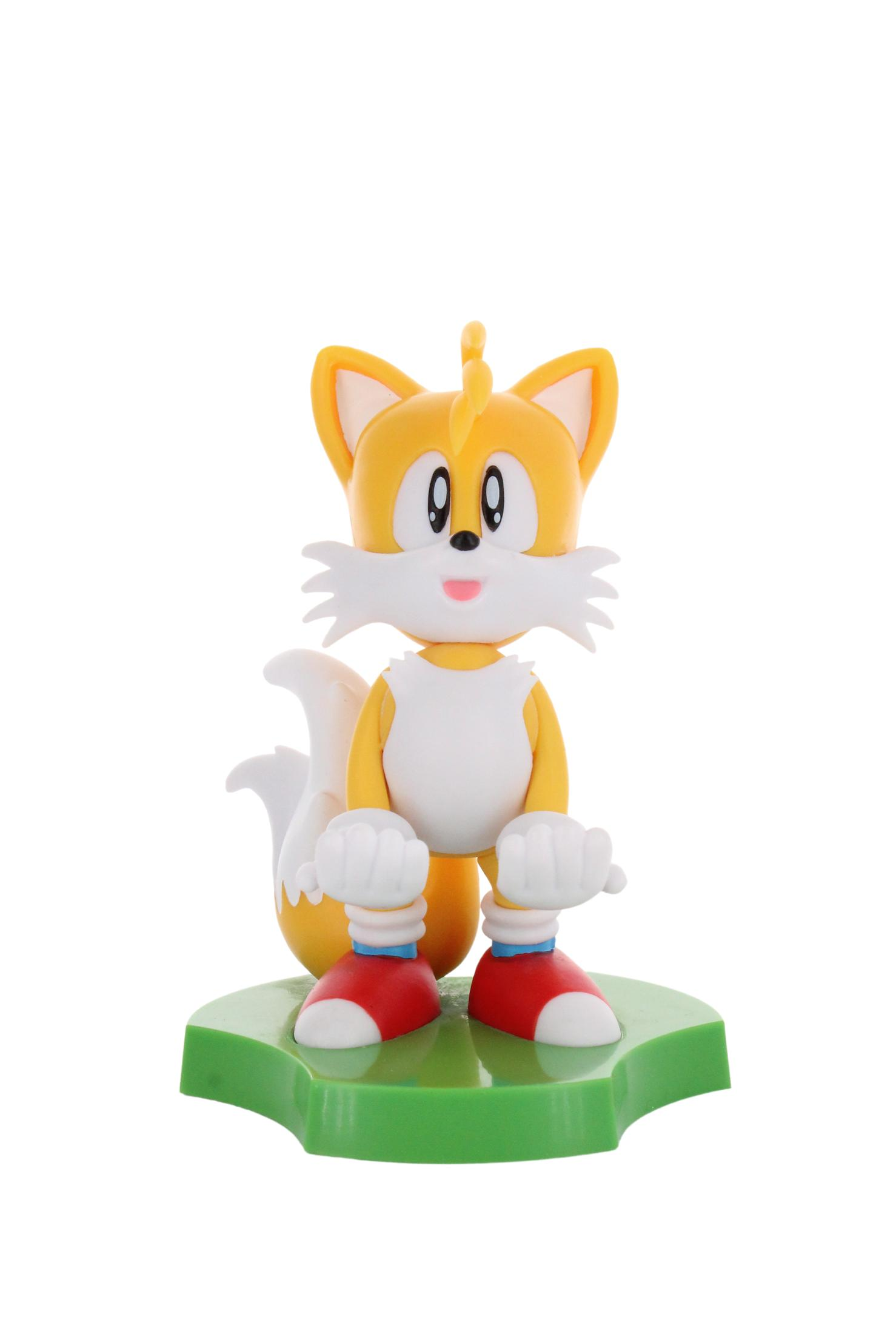 Figurka Tails z Sonic the Hedgehog, stojąca na zielonej podstawie.
