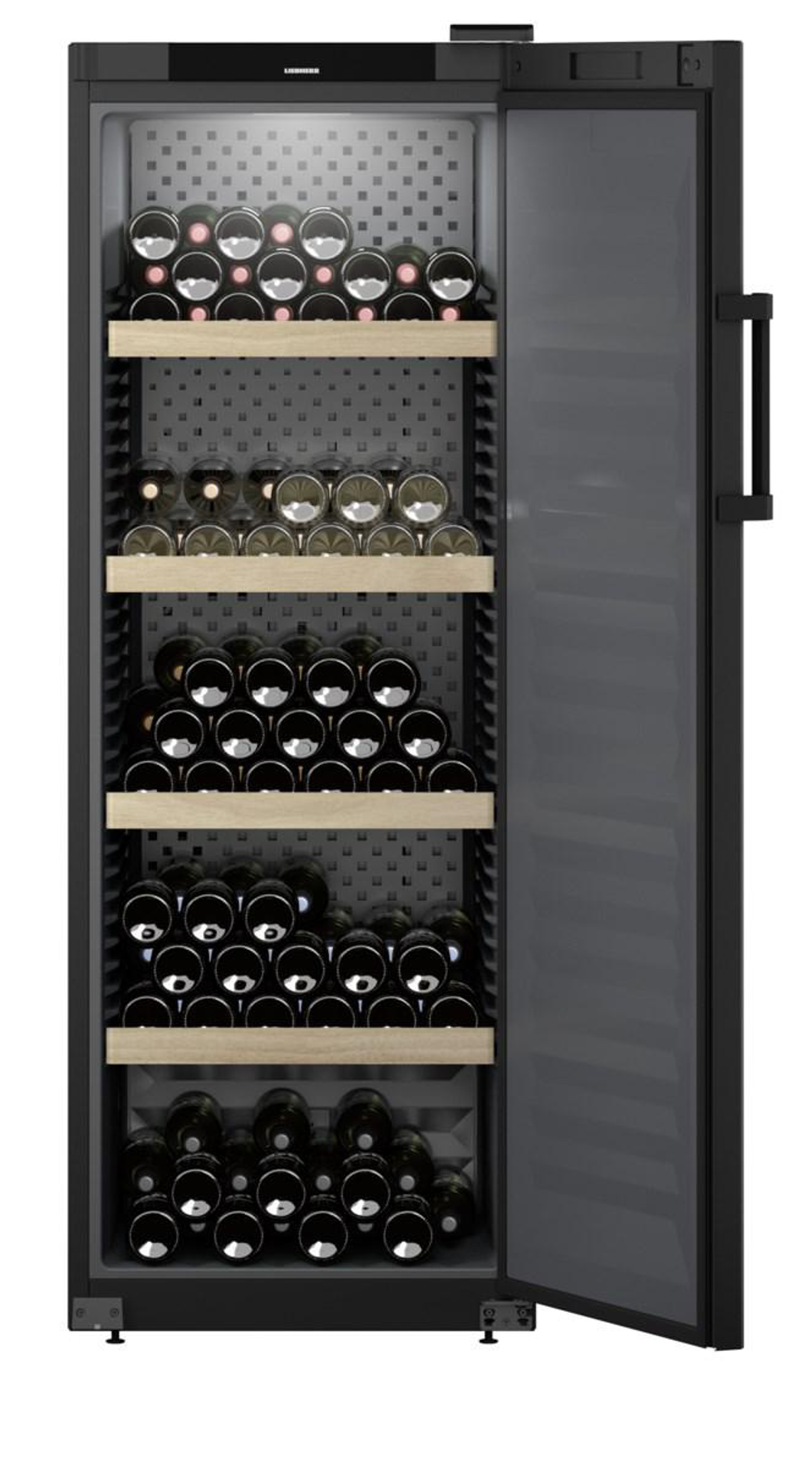 Cantinetta scura con porta aperta, piena di bottiglie di vino, su sfondo scuro.