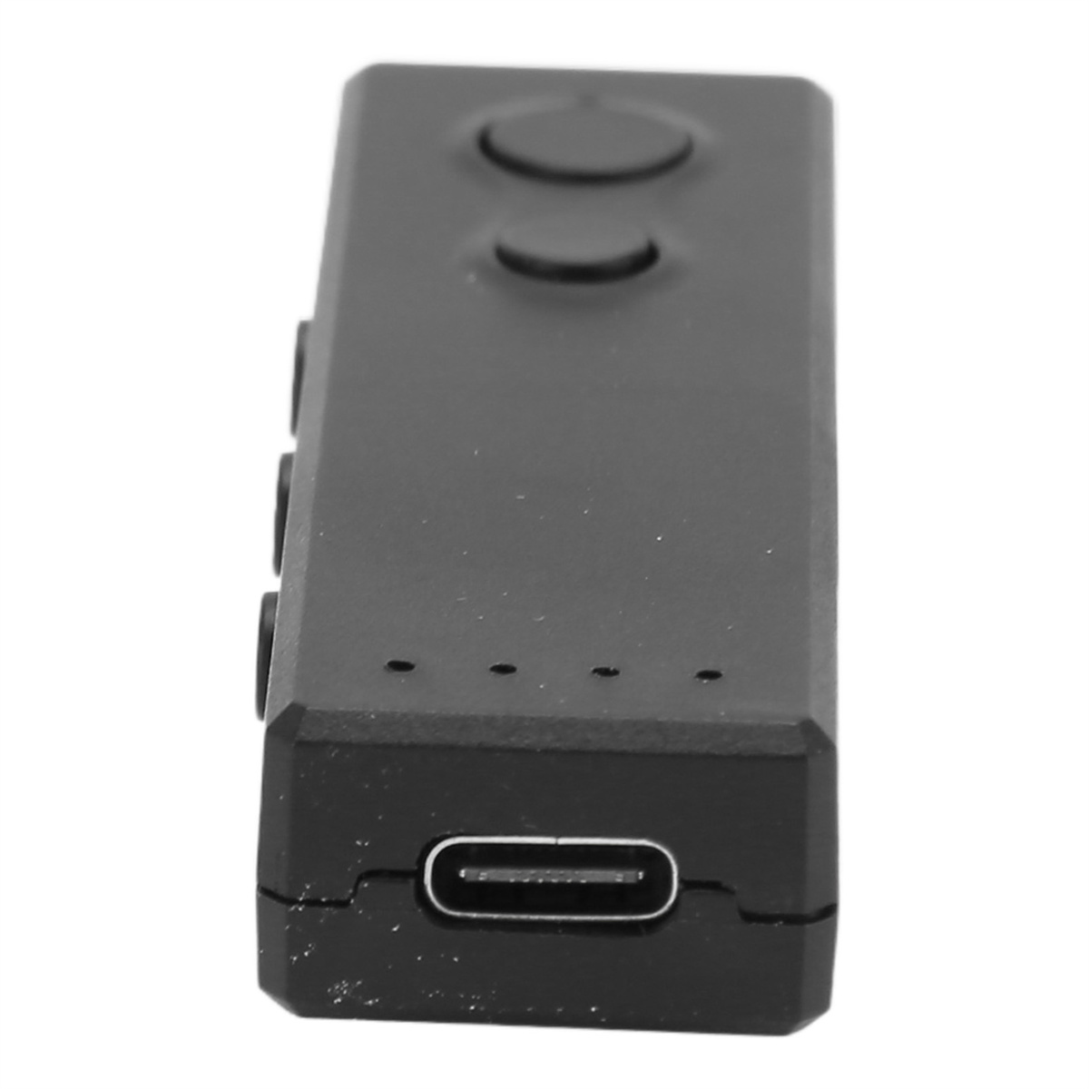 Ein kleines schwarzes elektronisches Gerät mit einem USB-C-Anschluss. Drei kleine Lichter sind ebenfalls sichtbar.