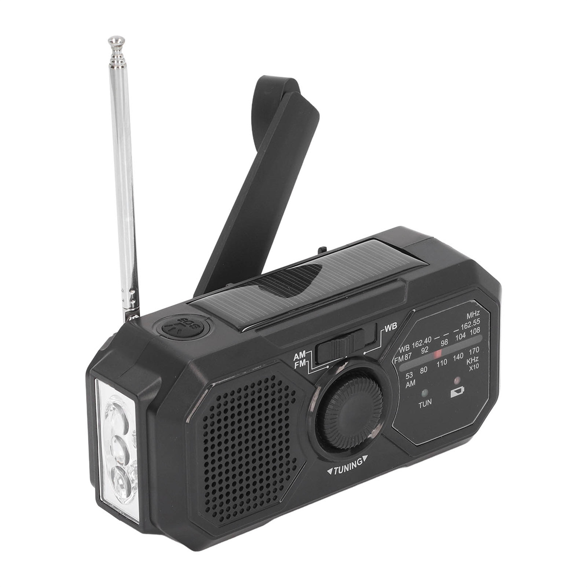 Schwarzes Notfallradio mit Solarpanel und Antenne. Das Radio hat eine Taschenlampe und befindet sich auf weißem Hintergrund.