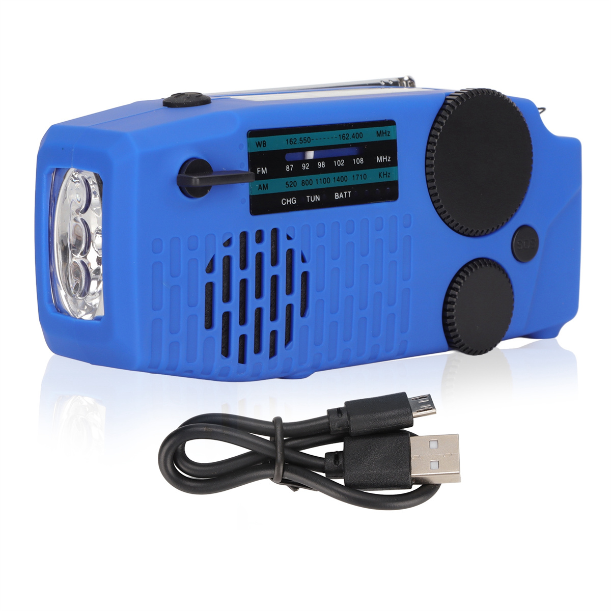 Blaues Radio mit Taschenlampe und USB-Kabel. Es ist auf weißem Hintergrund.