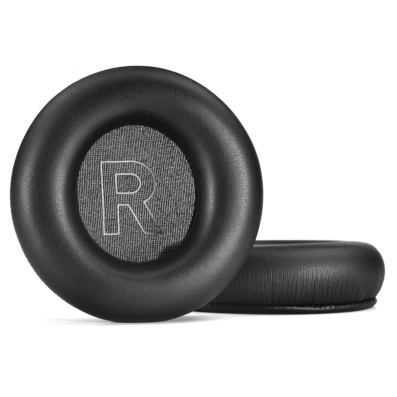 Czarne nauszniki do słuchawek, z siateczkowym środkiem i literą 'R', białe tło.
