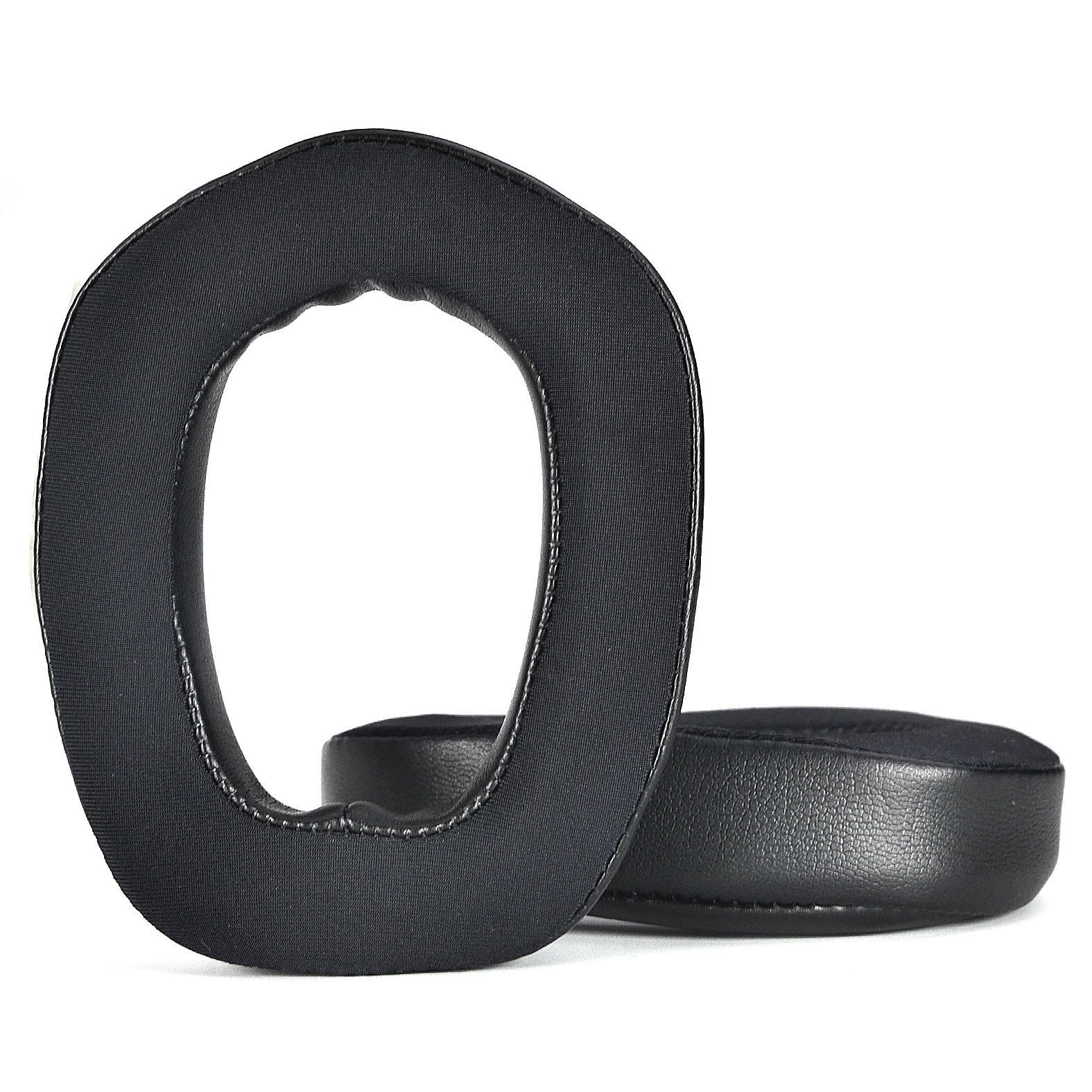 Zwei schwarze, oval geformte Ohrpolster für Kopfhörer. Weißer Hintergrund.