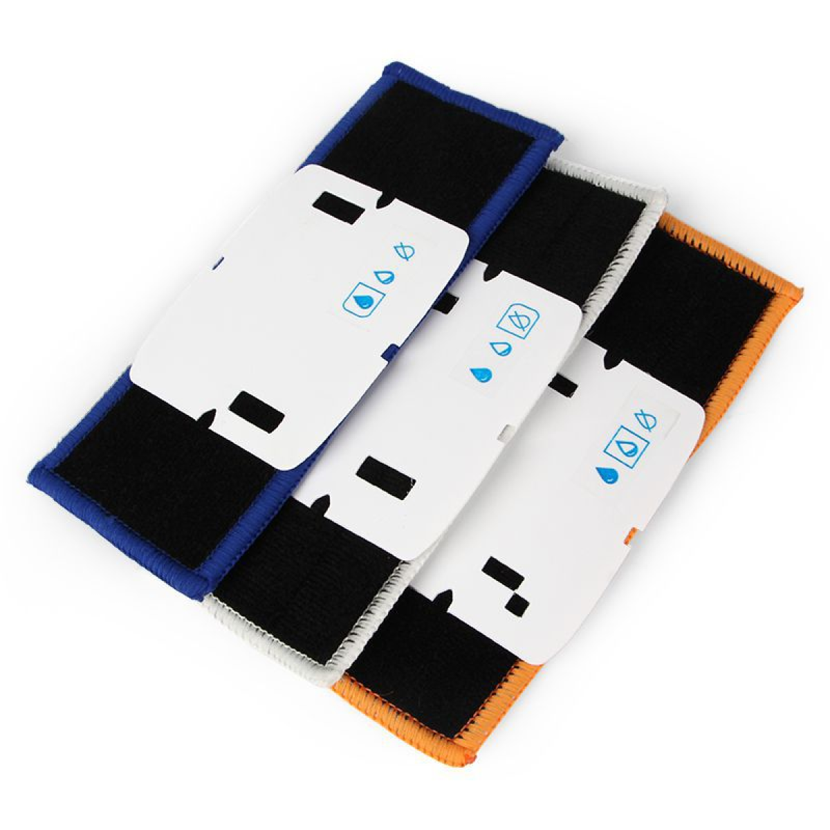 Drei Reinigungspads sind diagonal angeordnet. Jedes hat eine weiße Oberseite mit blauem Tropfensymbol, einen schwarzen Mittelteil und farbige Ränder: blau, weiß und orange.