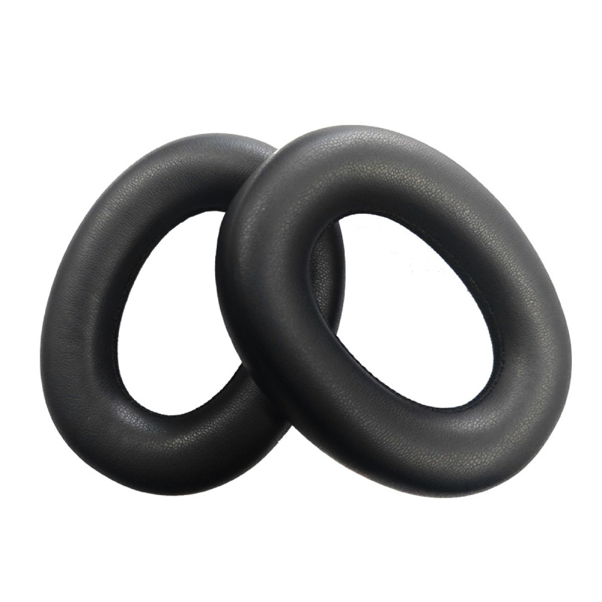 Zwei schwarze, oval geformte Ohrpolster, vor weißem Hintergrund, für Kopfhörer.