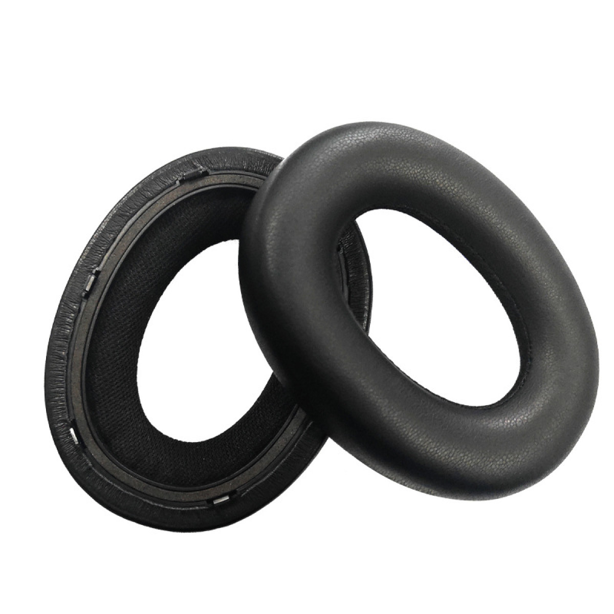 Zwei schwarze Ohrpolster für Kopfhörer, oval geformt.