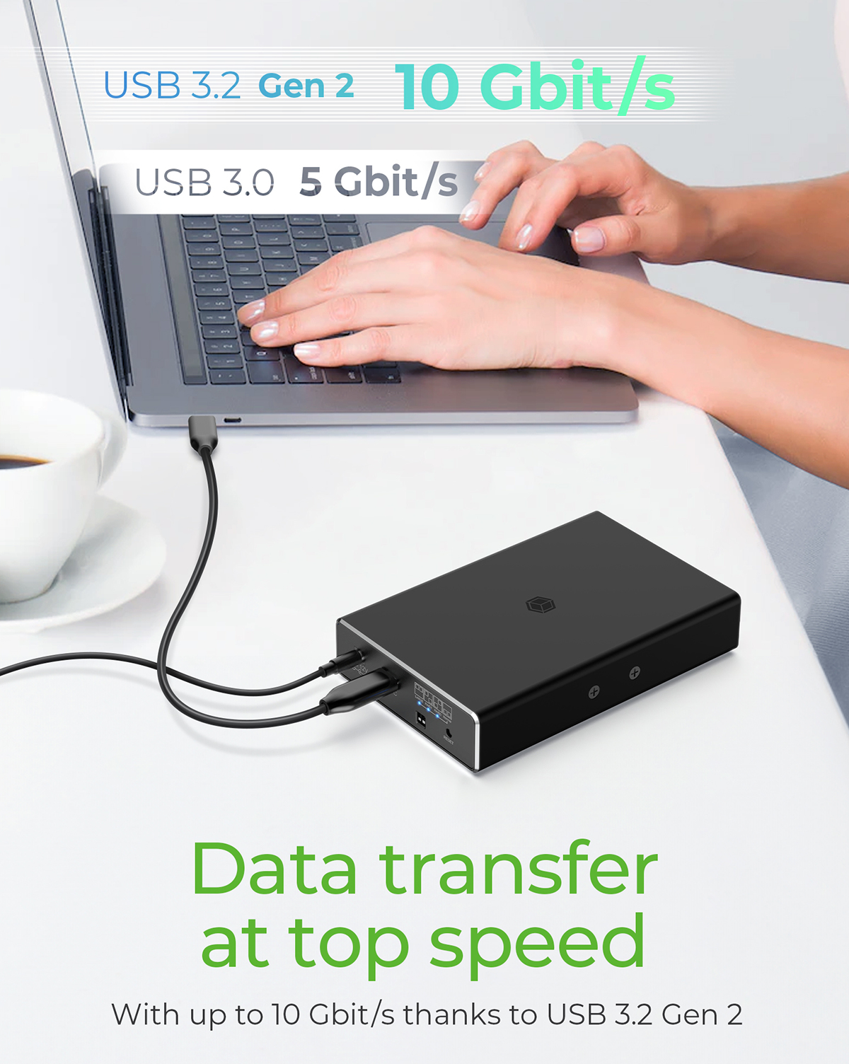 Schwarzes Datenübertragungsgerät mit Laptop verbunden, Text: Datentransfer mit Höchstgeschwindigkeit.