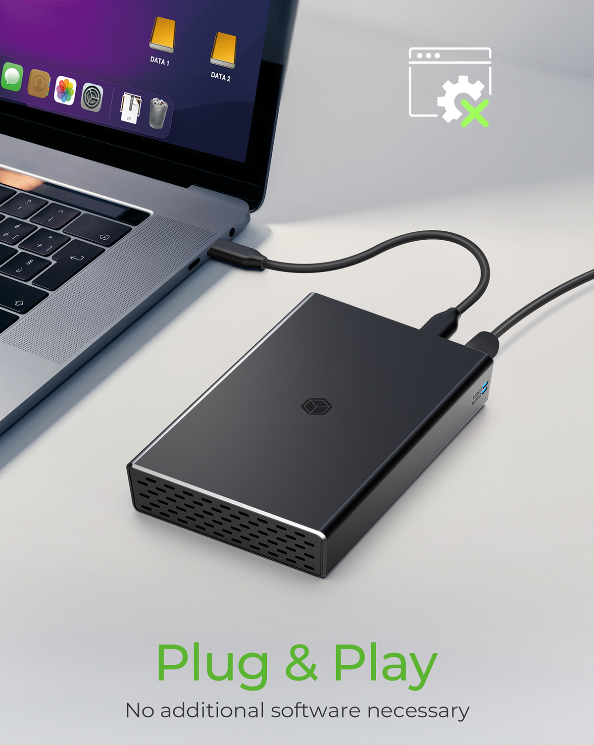 Schwarze externe Festplatte an Laptop angeschlossen. Text: Plug & Play, keine Software erforderlich.