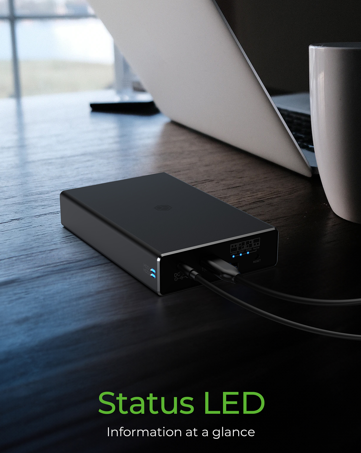 Eine schwarze, rechteckige Powerbank mit eingesteckten Kabeln. Status-LED-Text auf dem Gerät.