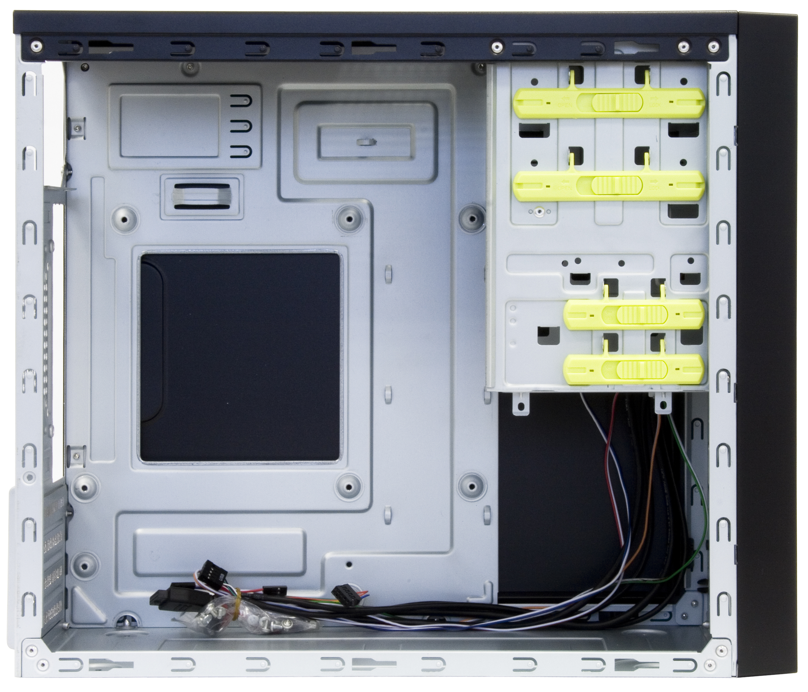 Wnętrze obudowy komputera. Jest głównie srebrne z żółtymi klipsami. Obudowa jest czarna.