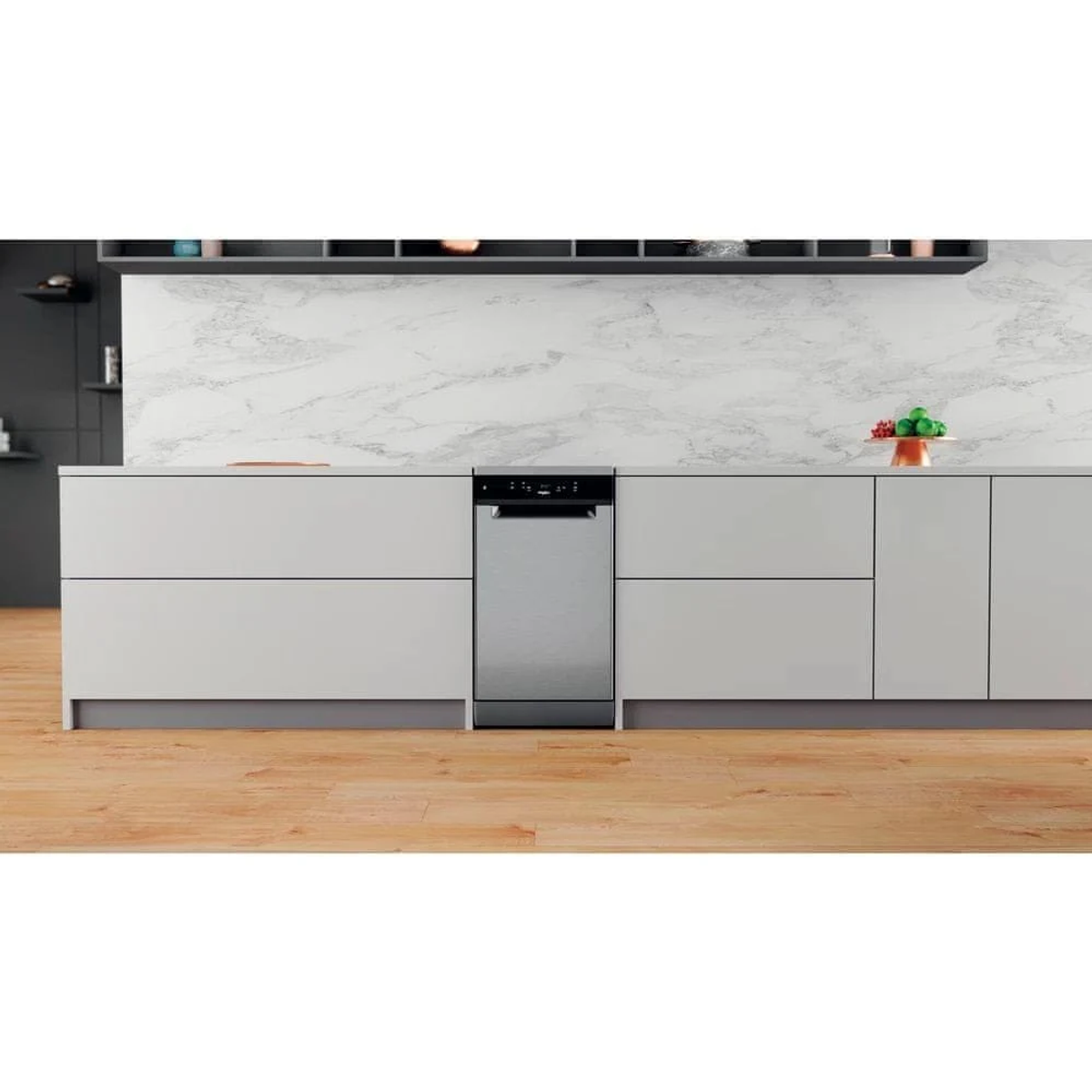 Una cocina moderna con gabinetes gris claro, un lavavajillas de acero inoxidable y un salpicadero de mármol.
