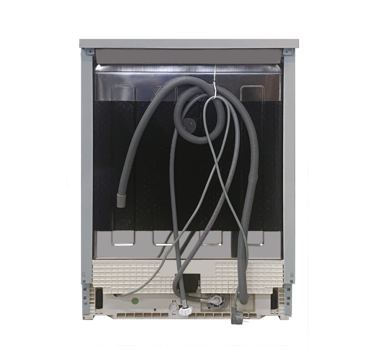 Tył zmywarki z szarym wężem i czarnym panelem izolacyjnym.