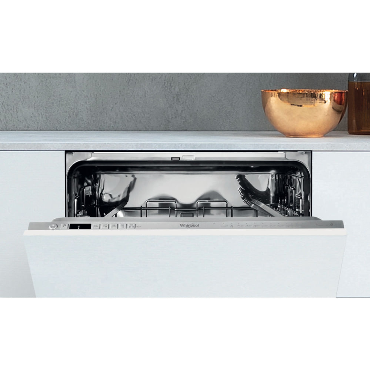 Una lavastoviglie Whirlpool bianca con la porta aperta, che mostra i cestelli interni e i comandi.