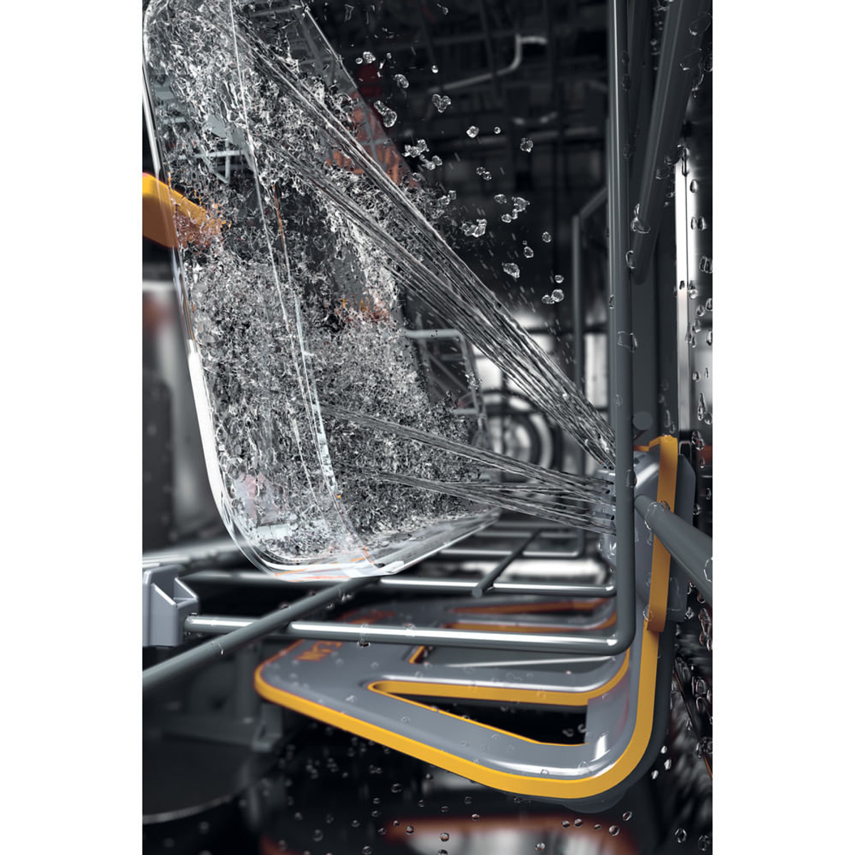 Lavastoviglie in azione, con acqua che spruzza su un contenitore di vetro all'interno della macchina.
