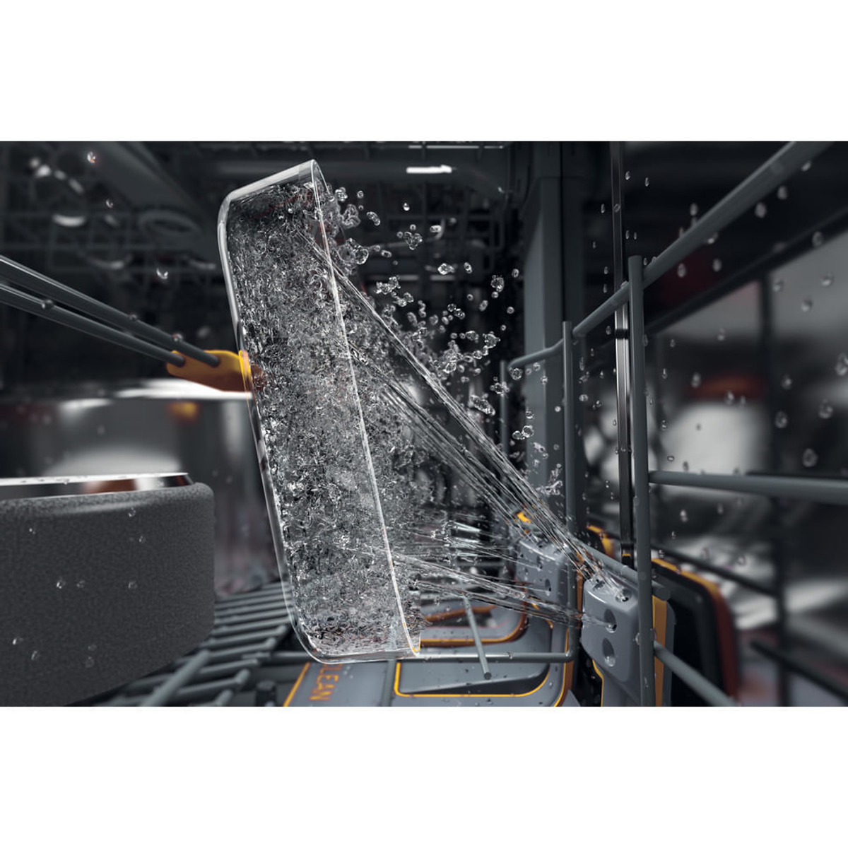 Interno lavastoviglie con un oggetto di vetro lavato con acqua.