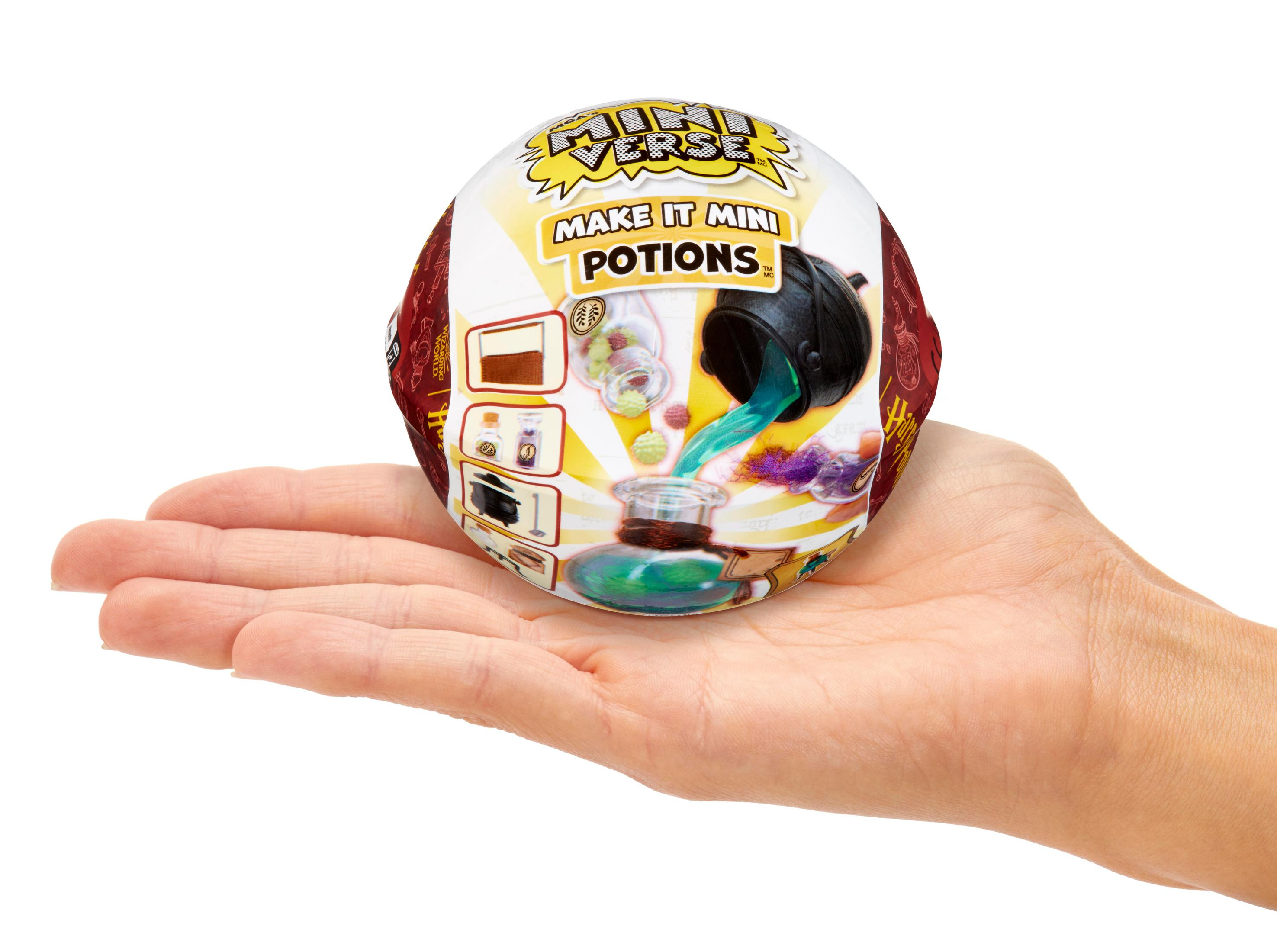 Una mano che tiene una palla Mini Verse. La confezione mostra ingredienti per pozioni.