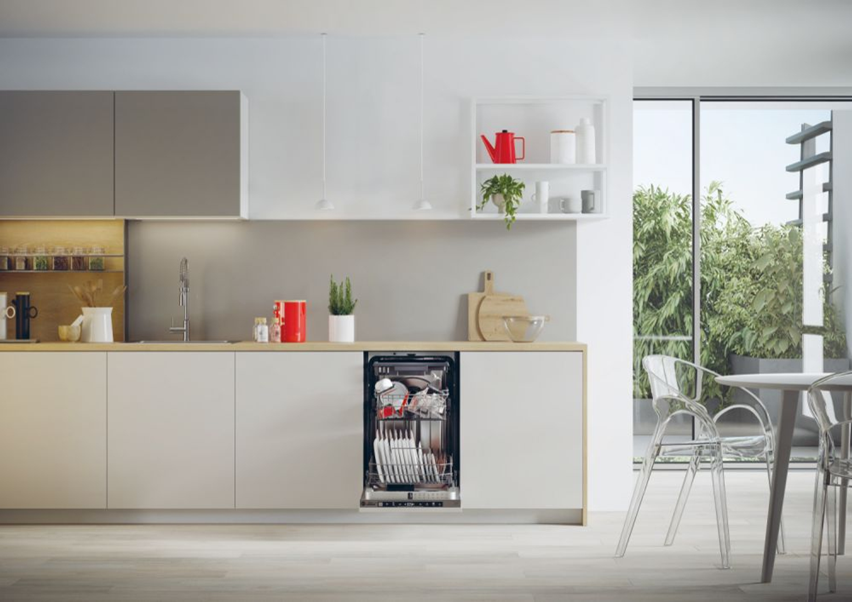Una cucina moderna con una lavastoviglie. La lavastoviglie è aperta con i piatti all'interno. Mobili bianchi.