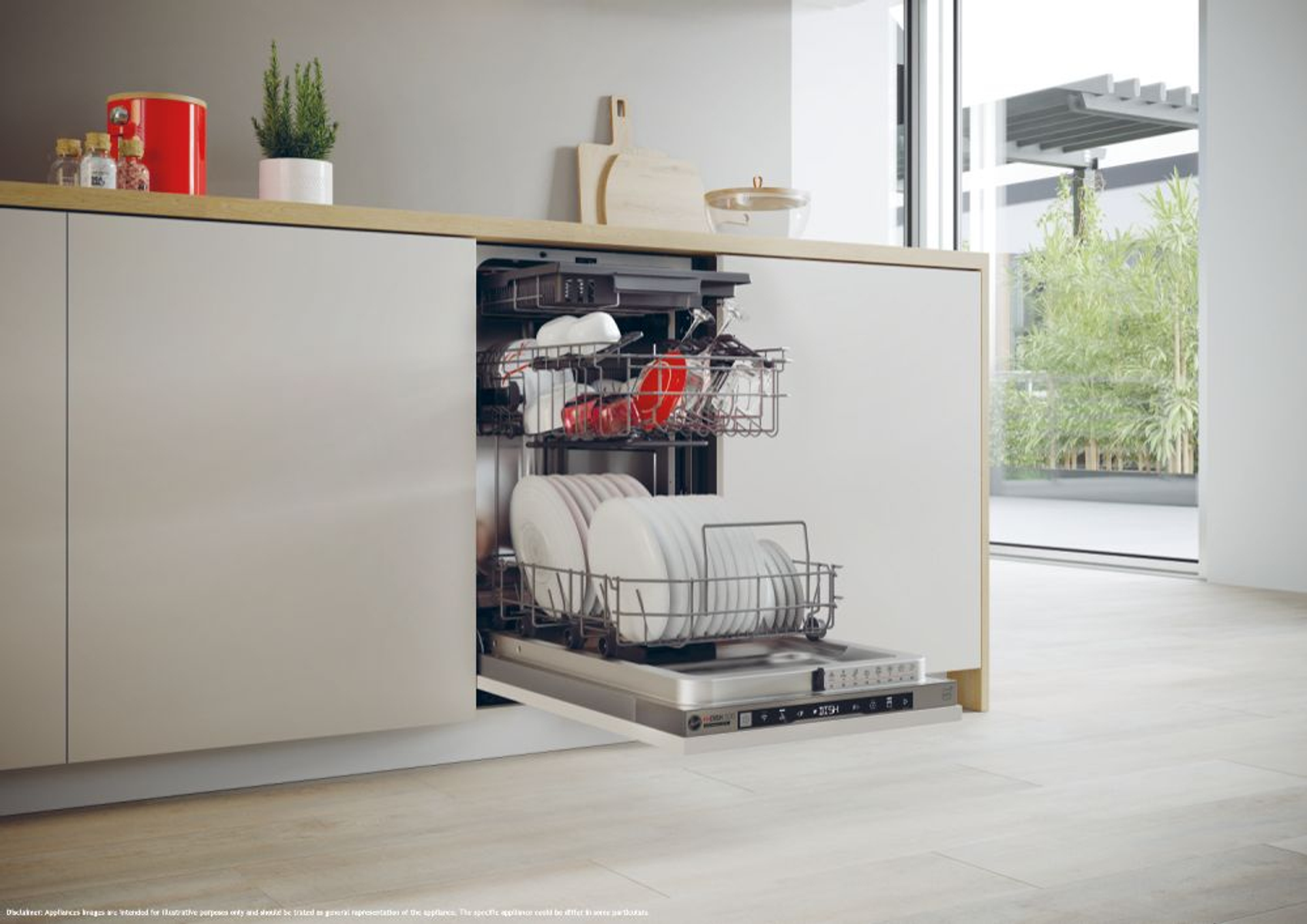 Lavastoviglie in cucina moderna, aperta con piatti, piano di lavoro in legno chiaro.