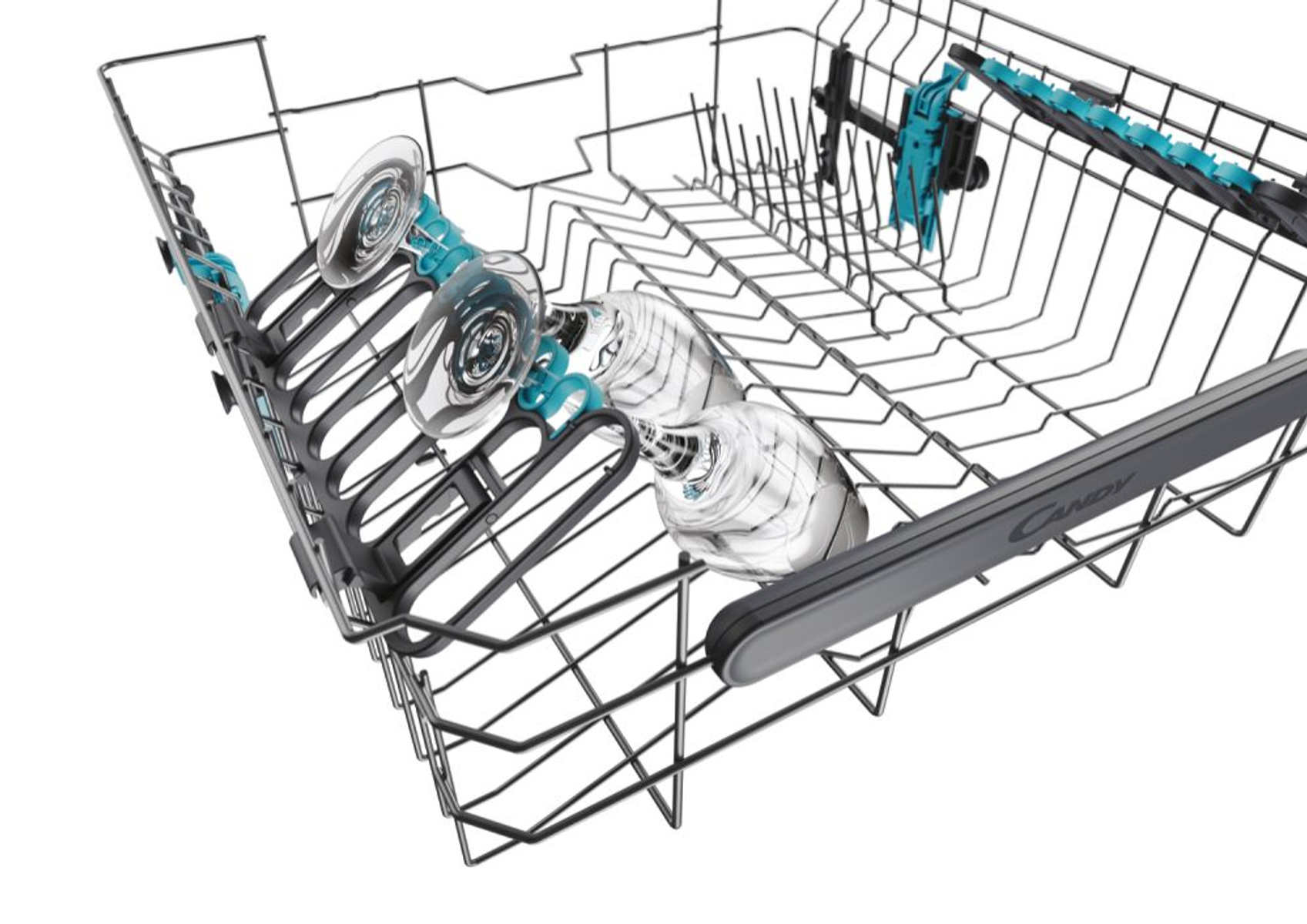 Regał zmywarki ze szklankami i innymi przedmiotami na białym tle.