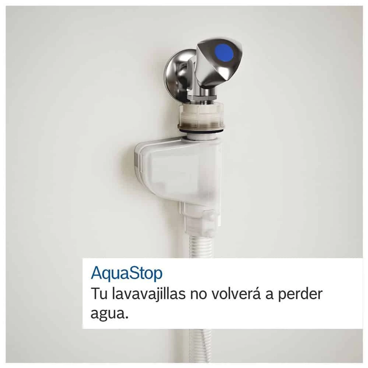 Dispositivo de filtro de agua fijado a la pared. Tiene un botón azul. Texto: AquaStop. Sin pérdida de agua.