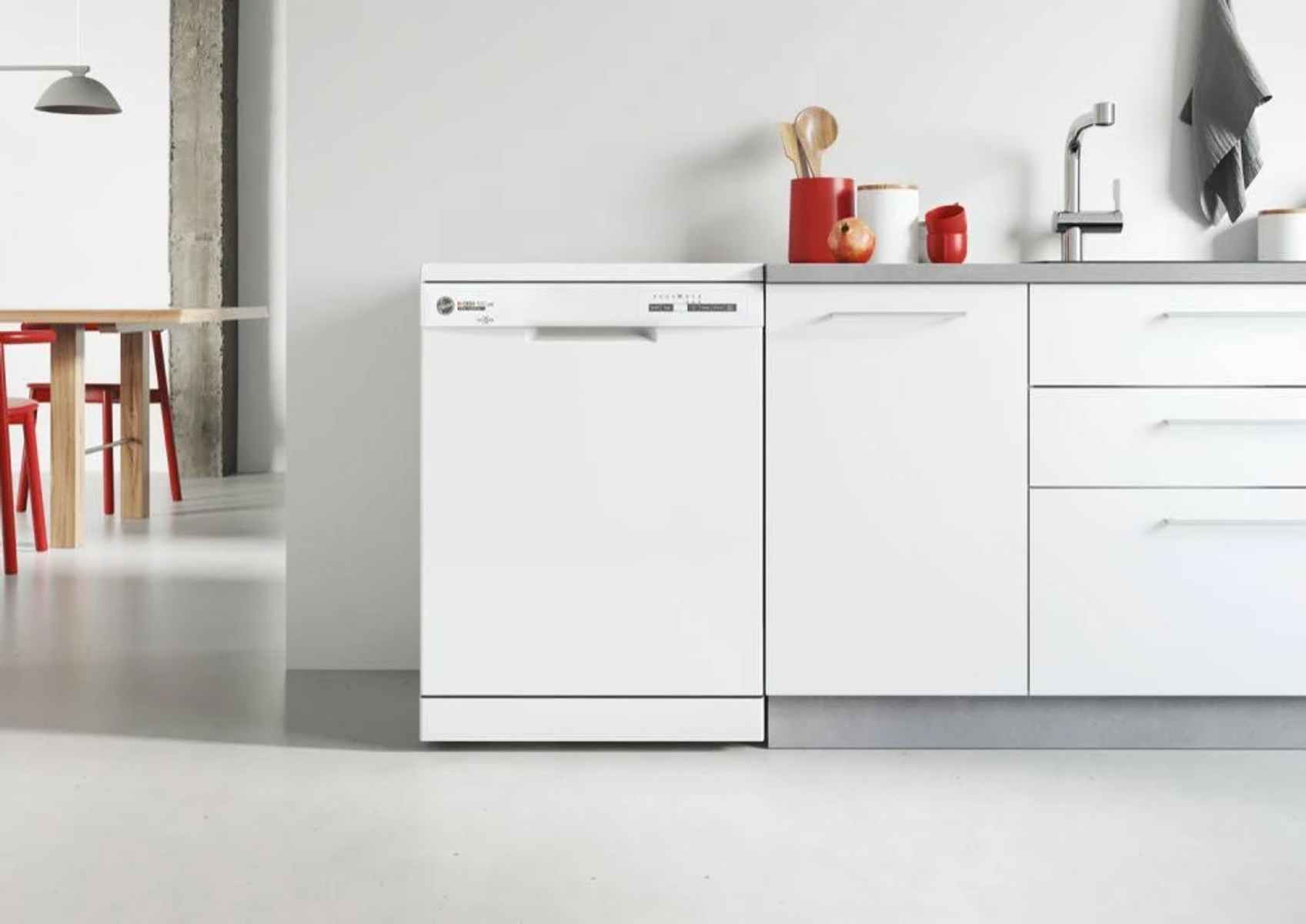 Un lavavajillas blanco instalado en una cocina blanca moderna.