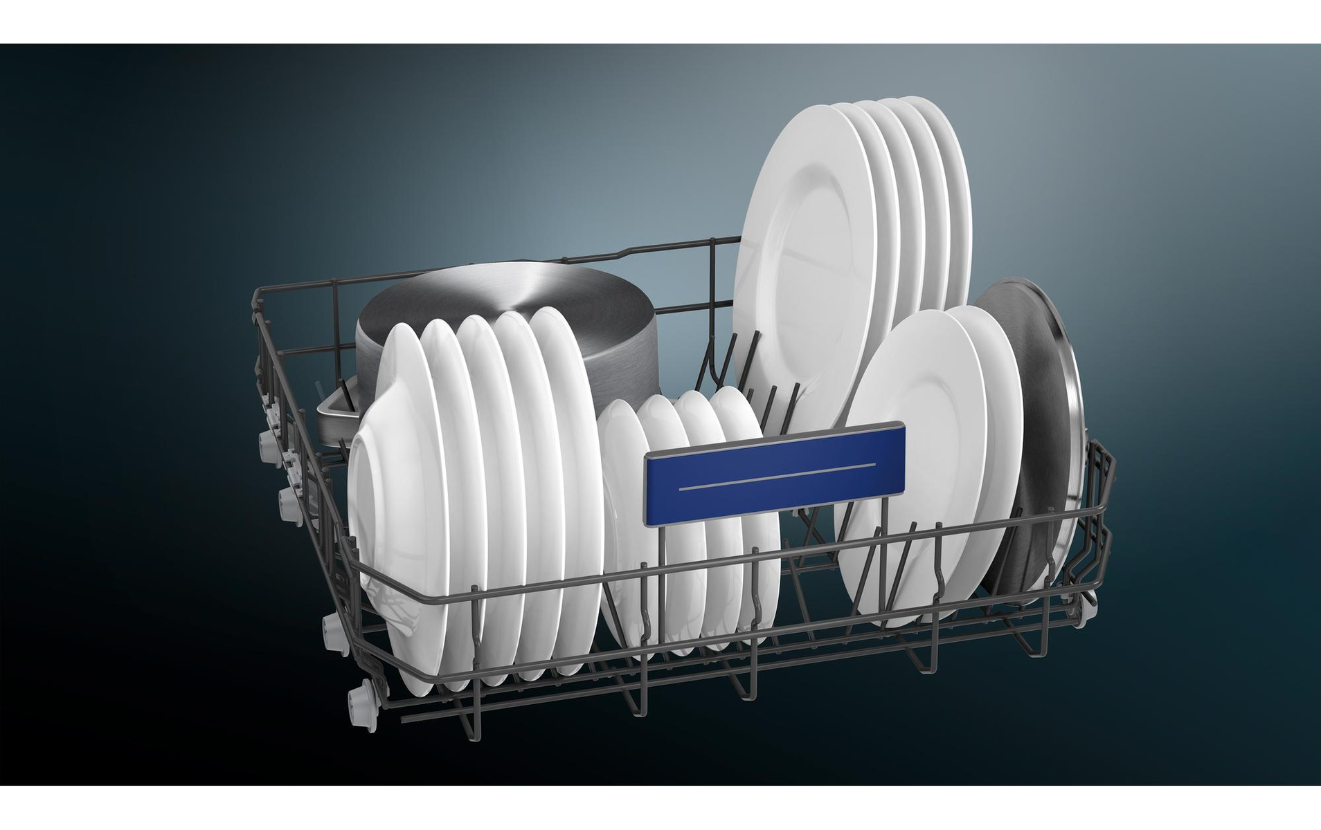 Koszyk zmywarki z talerzami i garnkiem w środku. Srebrne i niebieskie detale.