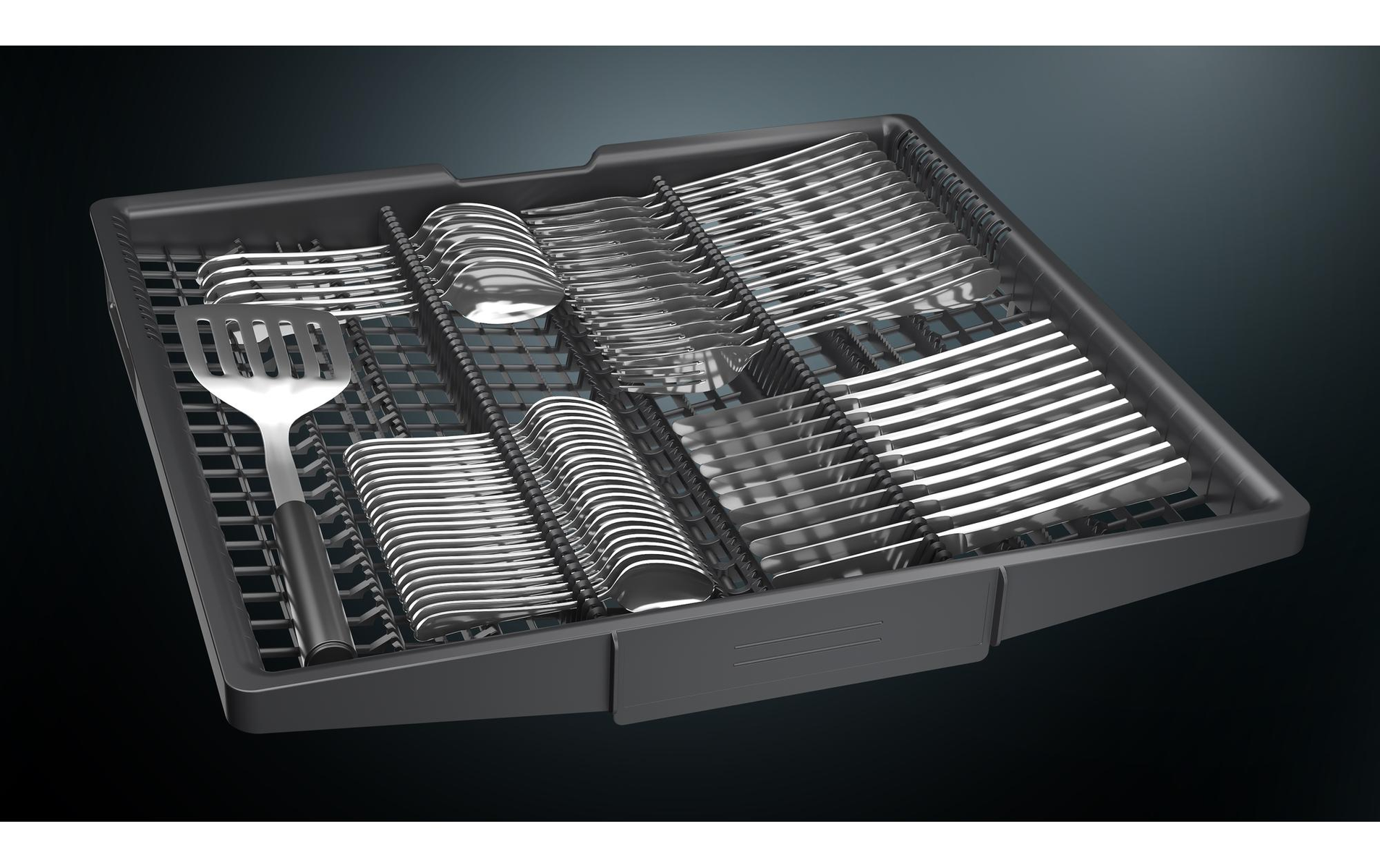 Taca wypełniona sztućcami: widelce, łyżki, chochle i inne przybory, starannie ułożone.