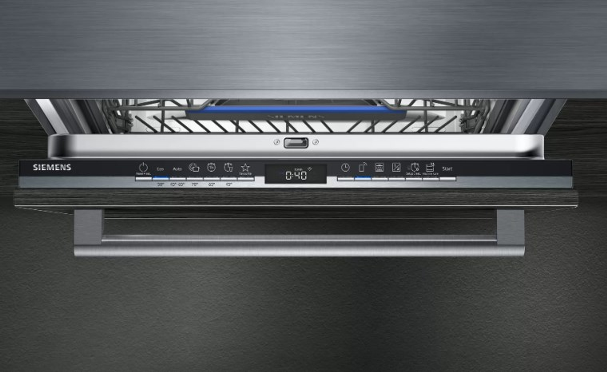 La porta aperta di una lavastoviglie Siemens. L'interno è visibile con un ripiano e luce blu.