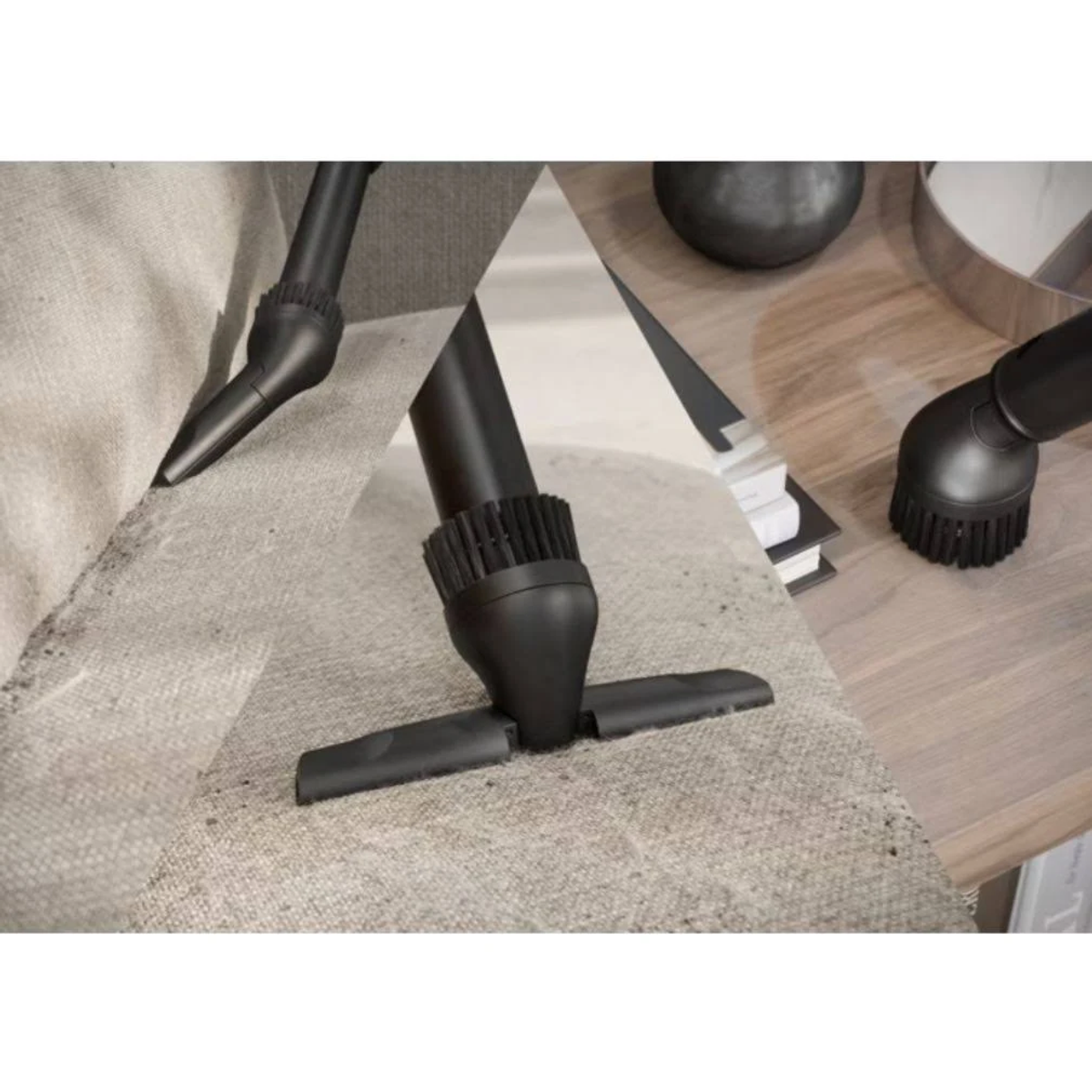 Akcesoria do odkurzacza w użyciu na powierzchniach z tkaniny i drewna.