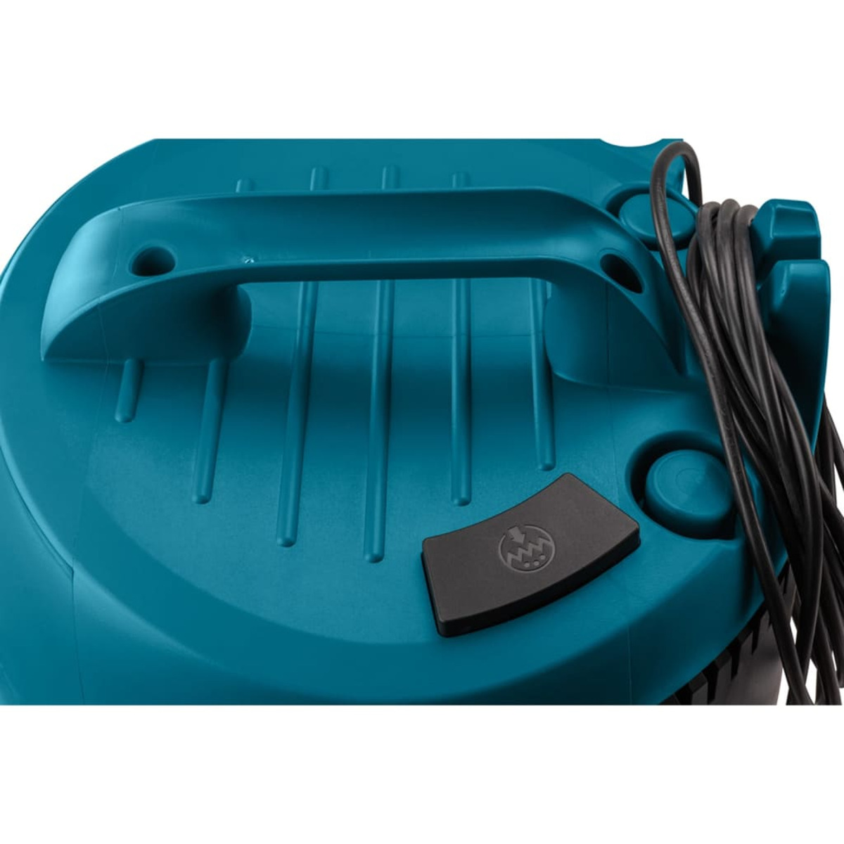 Primer plano de la parte superior de una aspiradora turquesa. Muestra un asa, un botón y un cable de alimentación.