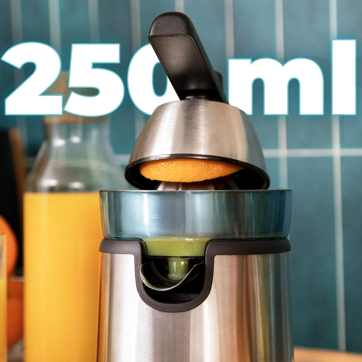 Naranja en un exprimidor, lista para exprimir. El texto dice: 250 ml.