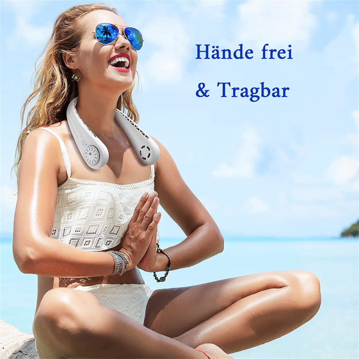 Frau mit Sonnenbrille und Nackenventilator am Strand, Hände gefaltet.