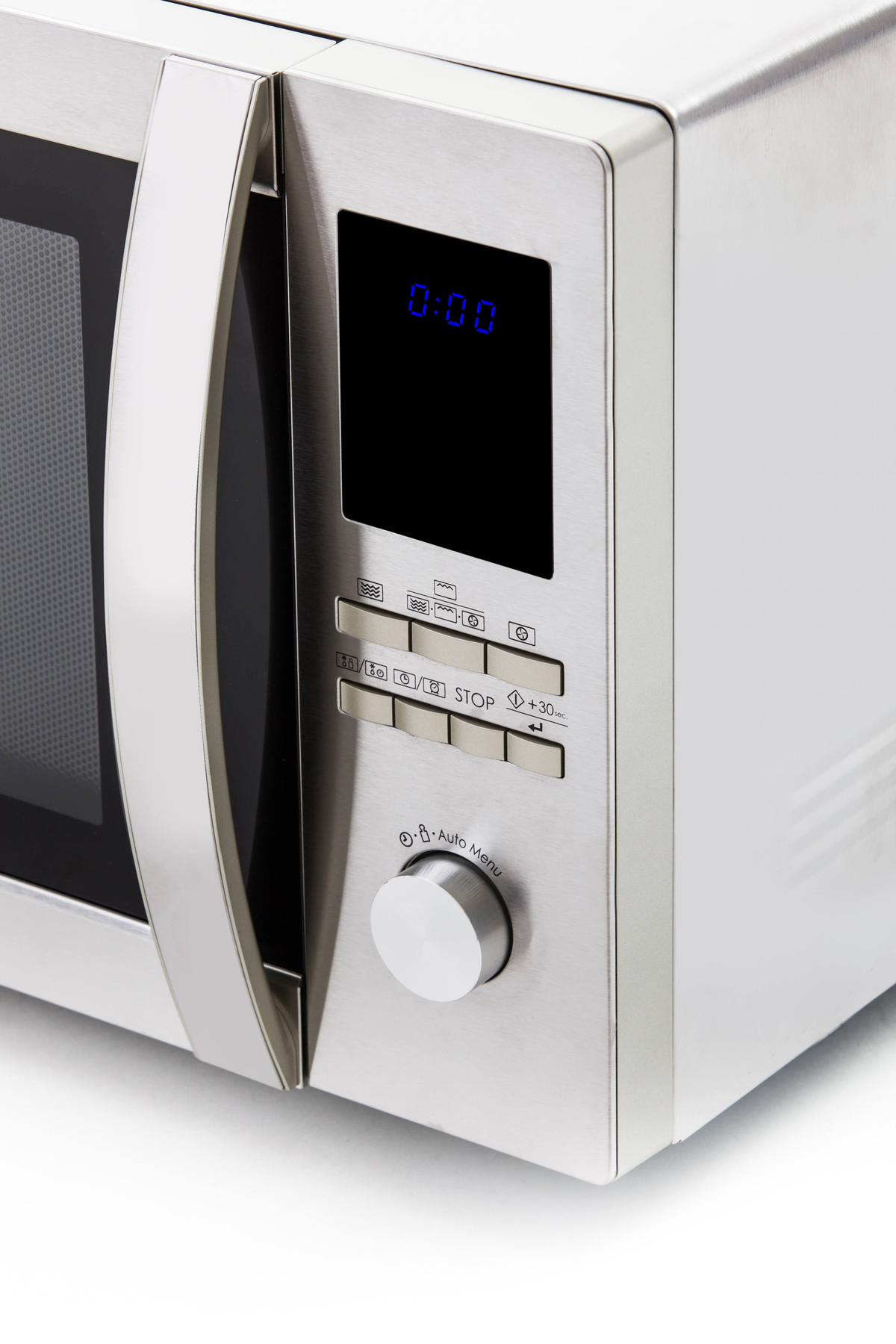 Een zilveren magnetron met een digitale display met 0:00 en bedieningsknoppen eronder.