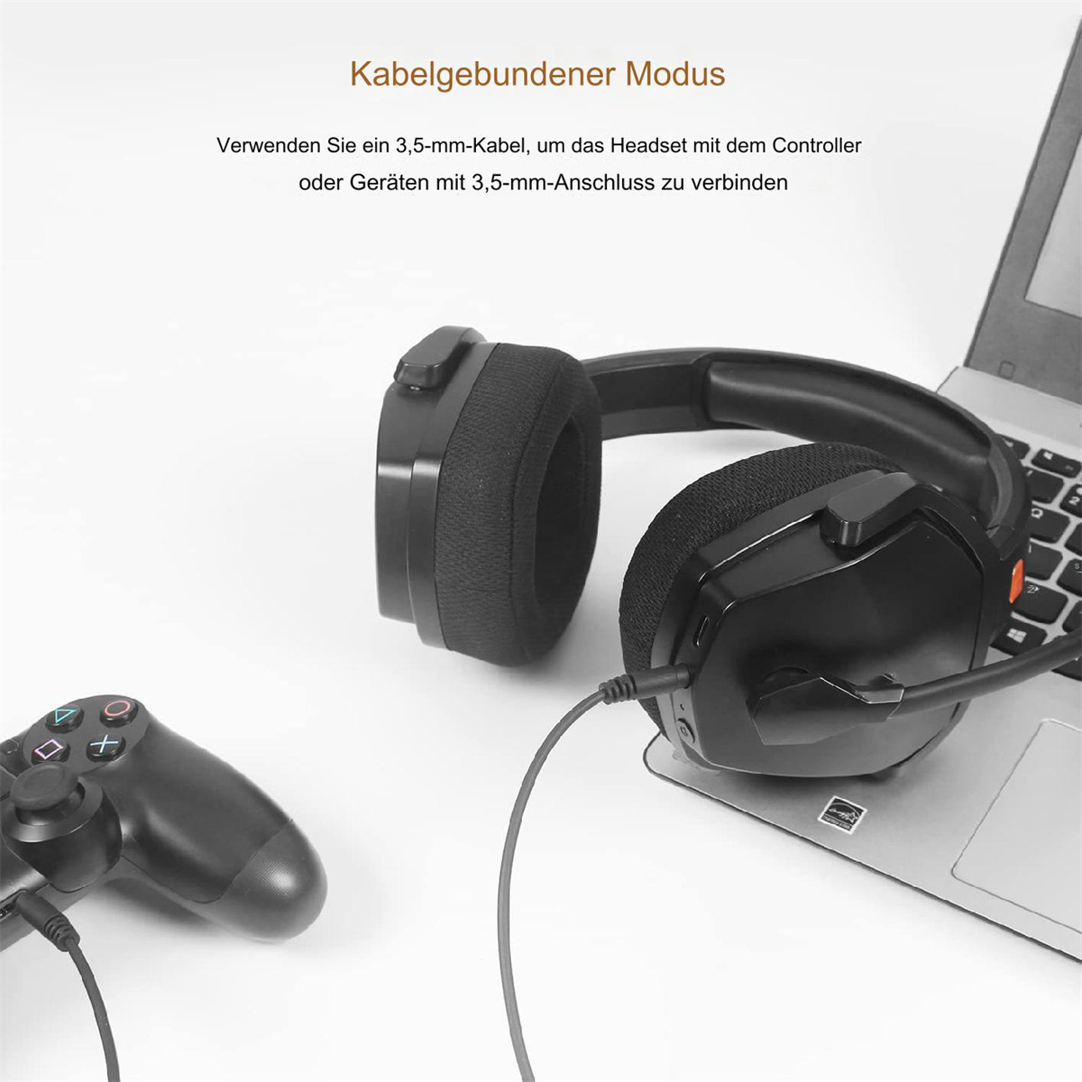 Person trägt Kopfhörer, die mit einem Laptop und einem Gamecontroller verbunden sind.