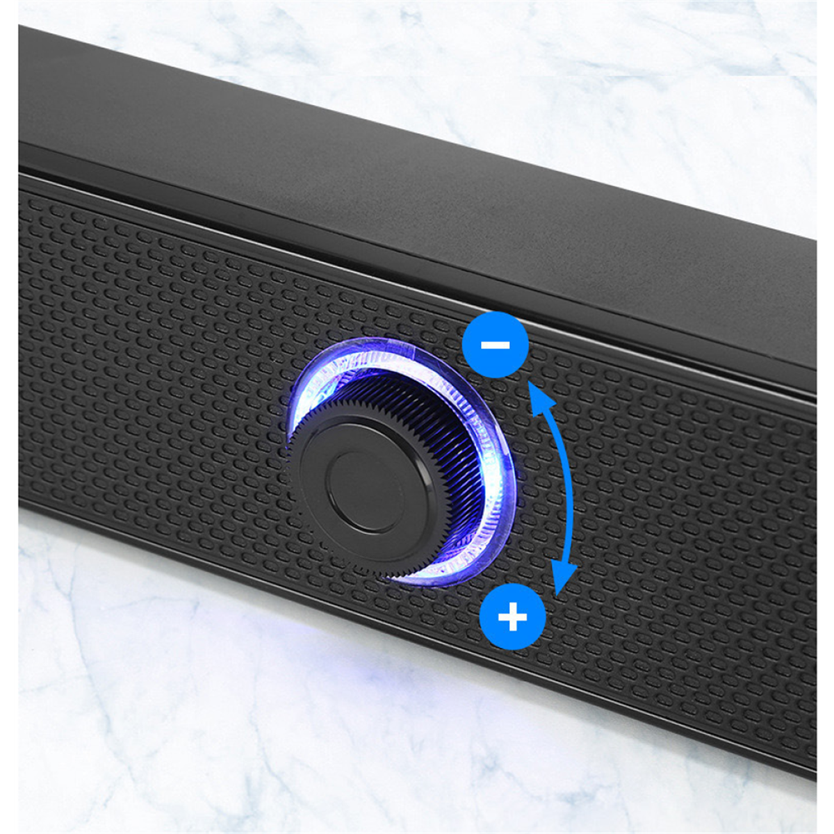 Schwarze Soundbar. Ein Bedienknopf mit blauem Licht. Pfeile zeigen, wie man die Lautstärke einstellt.