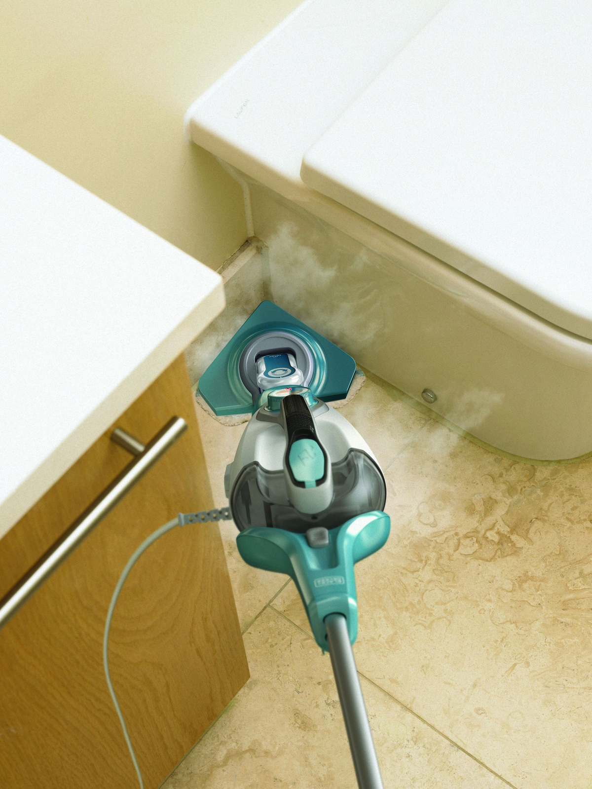Dampfreiniger im Einsatz in der Nähe einer Toilette und eines Schranks auf einem Fliesenboden.