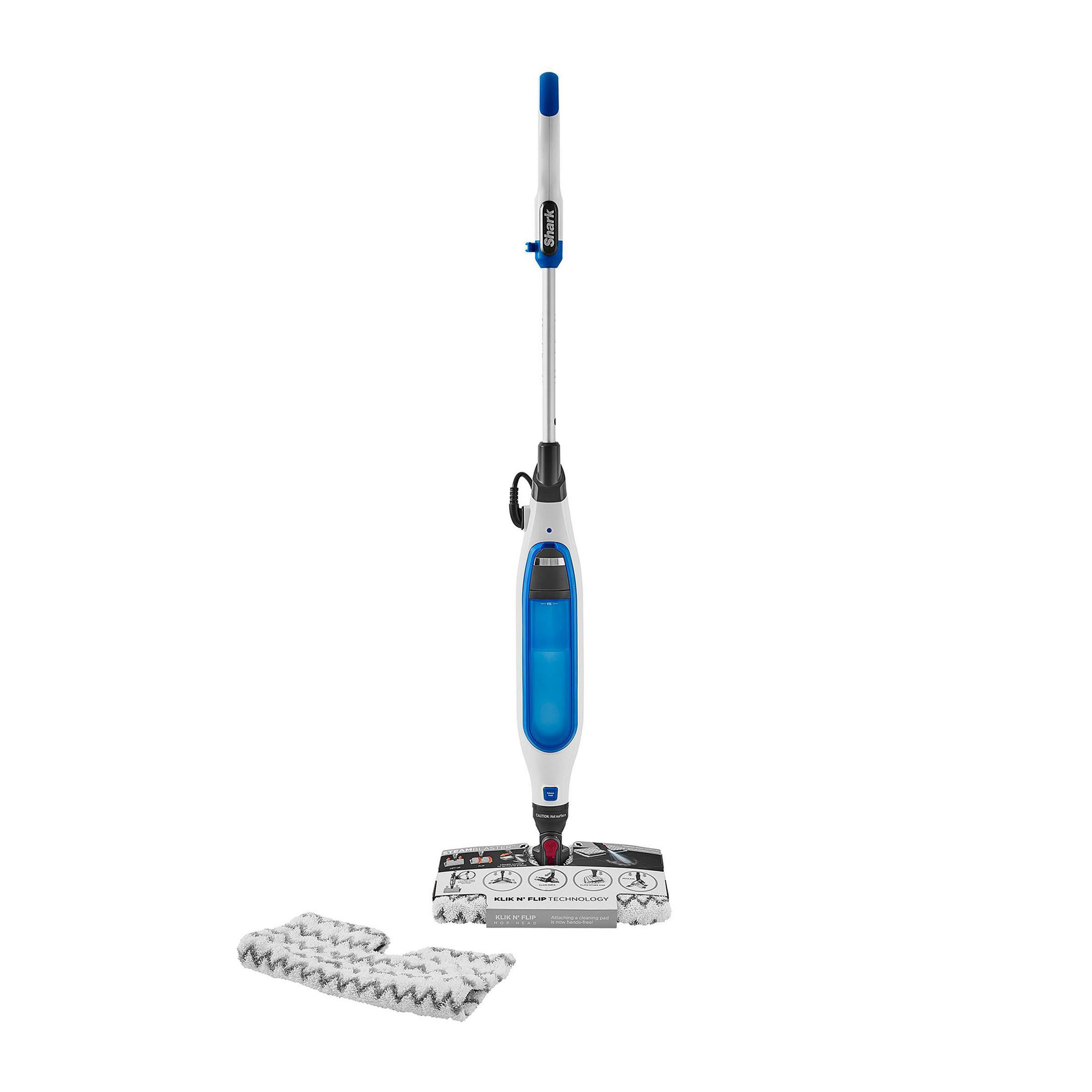 Biało-niebieski mop parowy z dwoma zamocowanymi nakładkami czyszczącymi i dwiema zapasowymi.