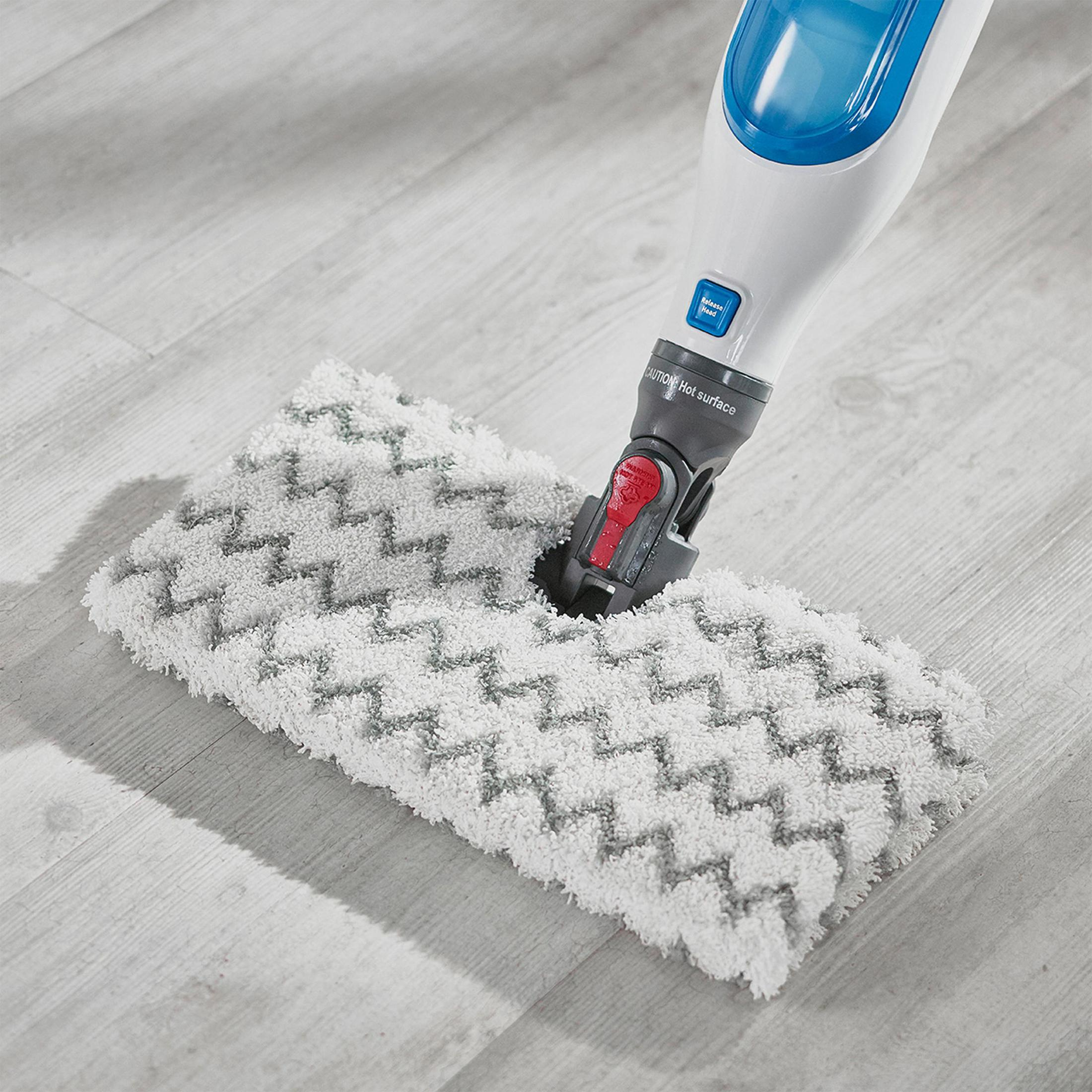 Biało-niebieski mop parowy czyści jasnoszarą drewnianą podłogę. Głowica mopa w szary wzór zygzak.