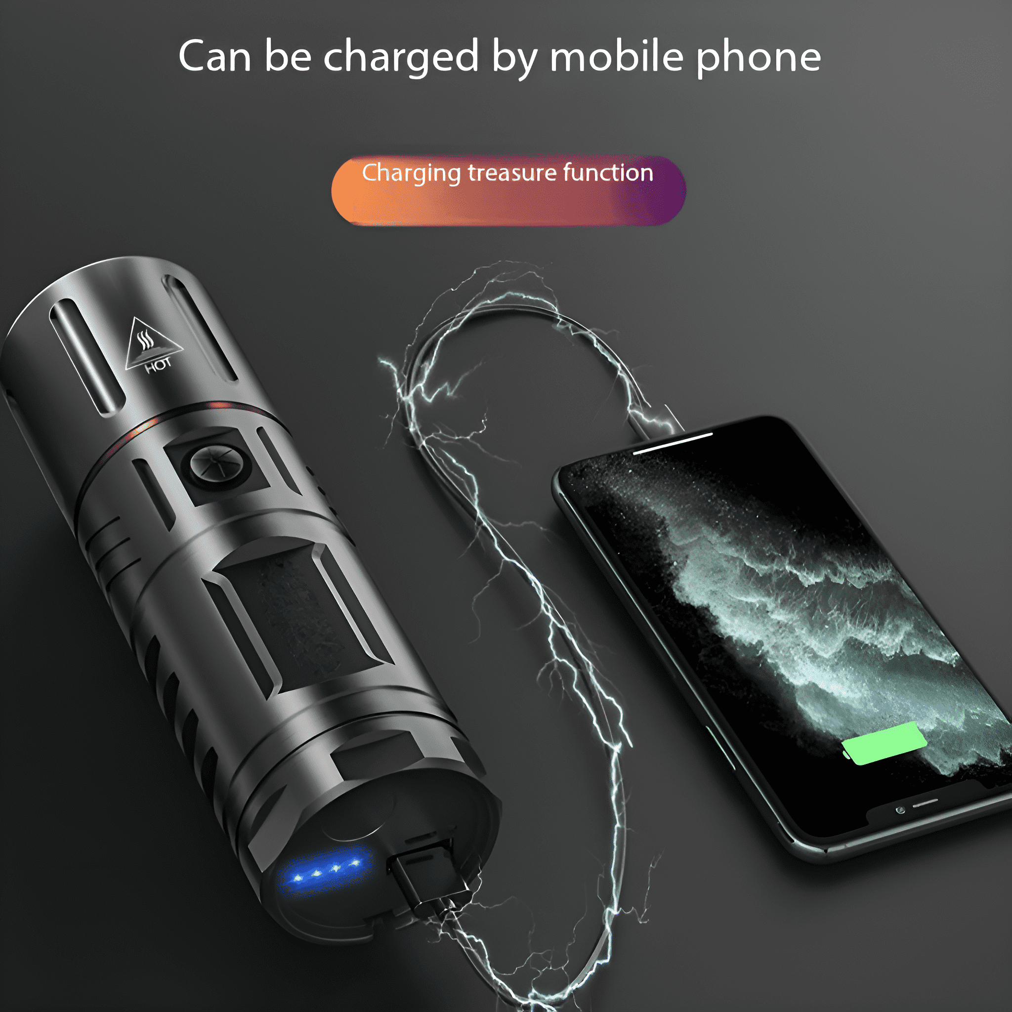 Schwarze Taschenlampe, die ein Telefon mit Blitz-Effekt auf dunkler Oberfläche auflädt.