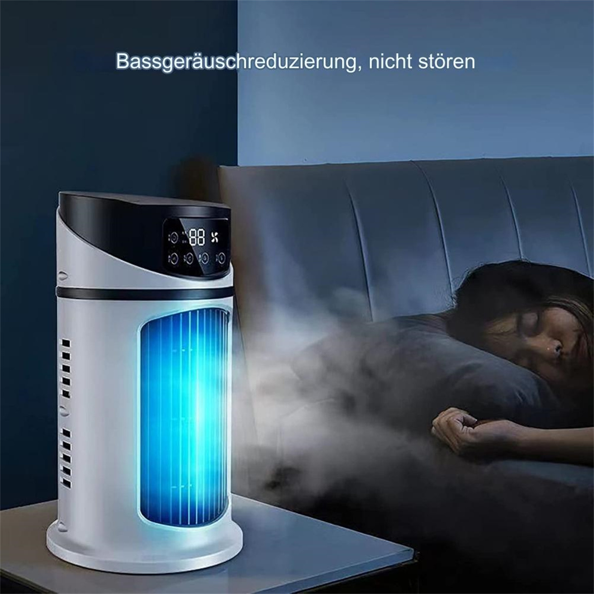 Weißer Luftkühler mit blauem Licht, neben einer schlafenden Person im Bett.