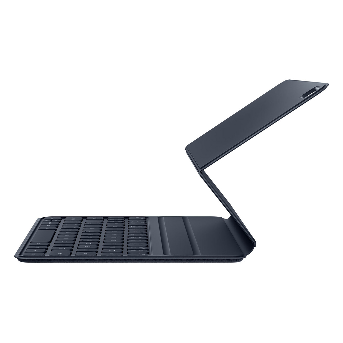 Eine dunkelblaue Tastaturhülle, offen und abgewinkelt, vor weißem Hintergrund. Es wirkt minimalistisch.
