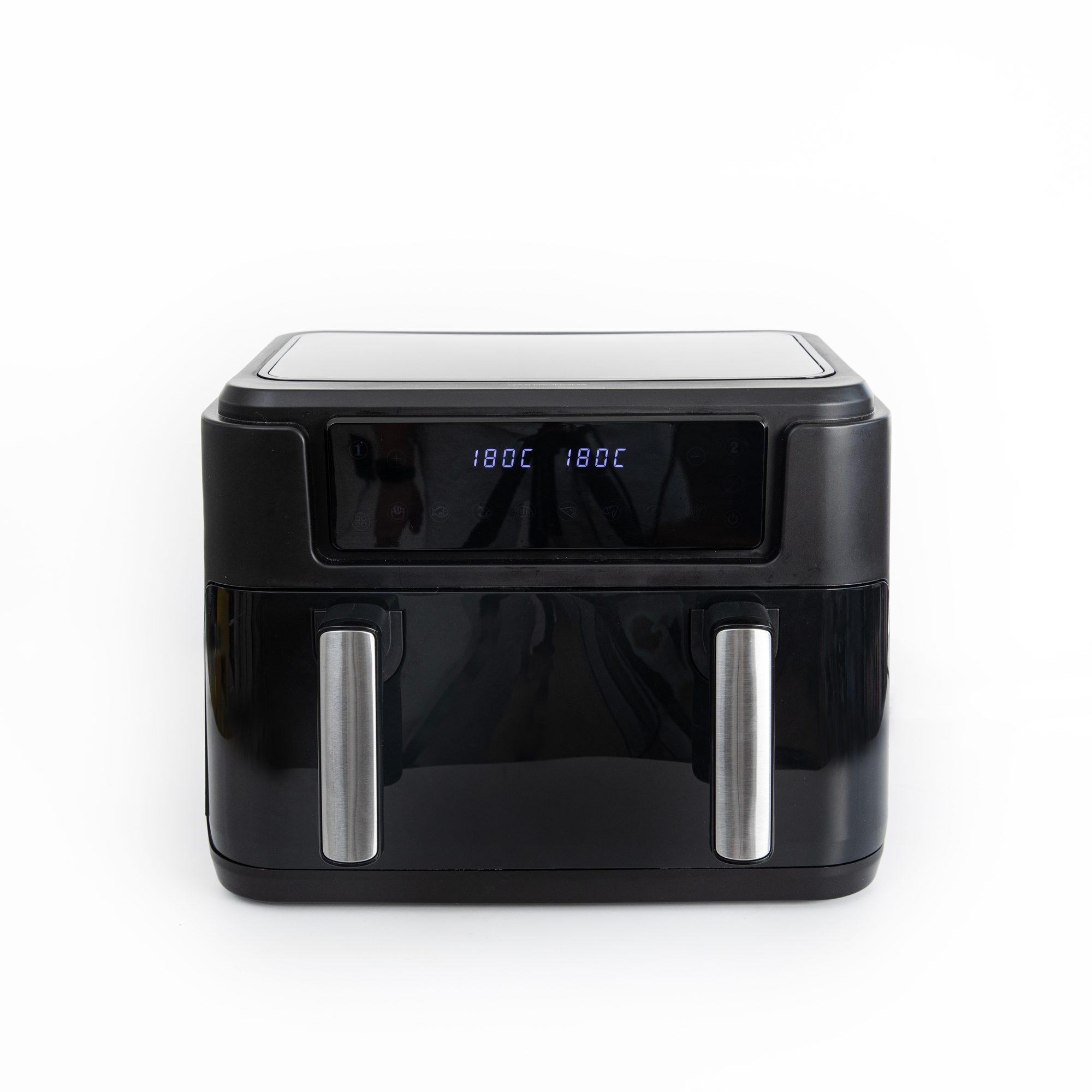 Czarna frytkownica powietrzna z wyświetlaczem 180C. Srebrne uchwyty. Białe tło.