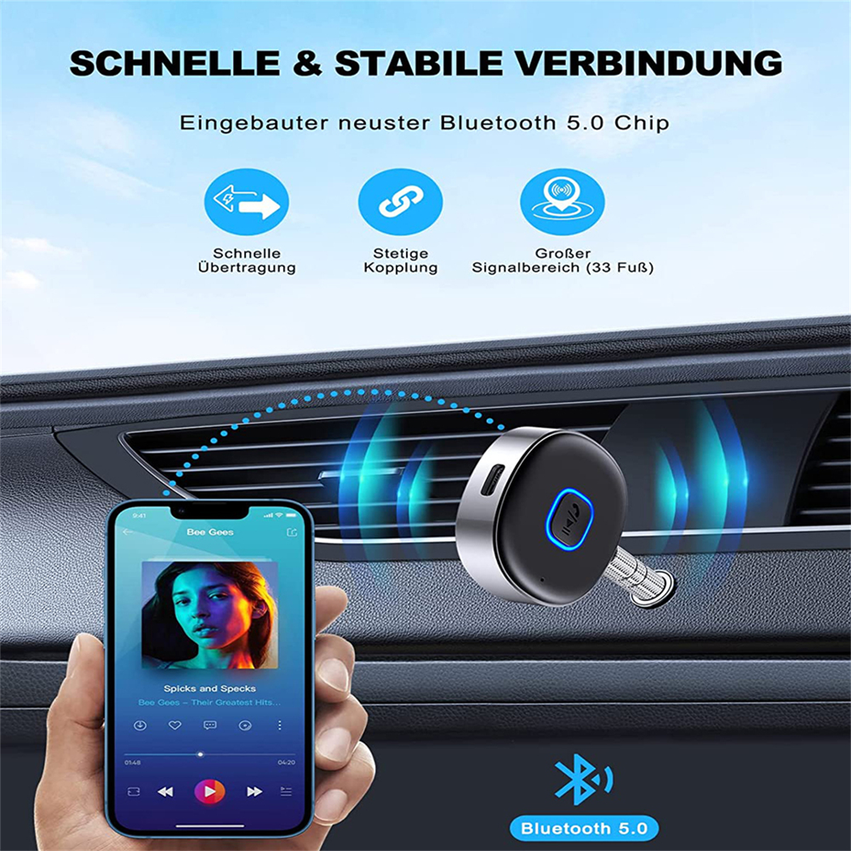 Eine Hand, die ein Telefon mit Musik-Oberfläche hält. Ein Audioadapter im Auto.